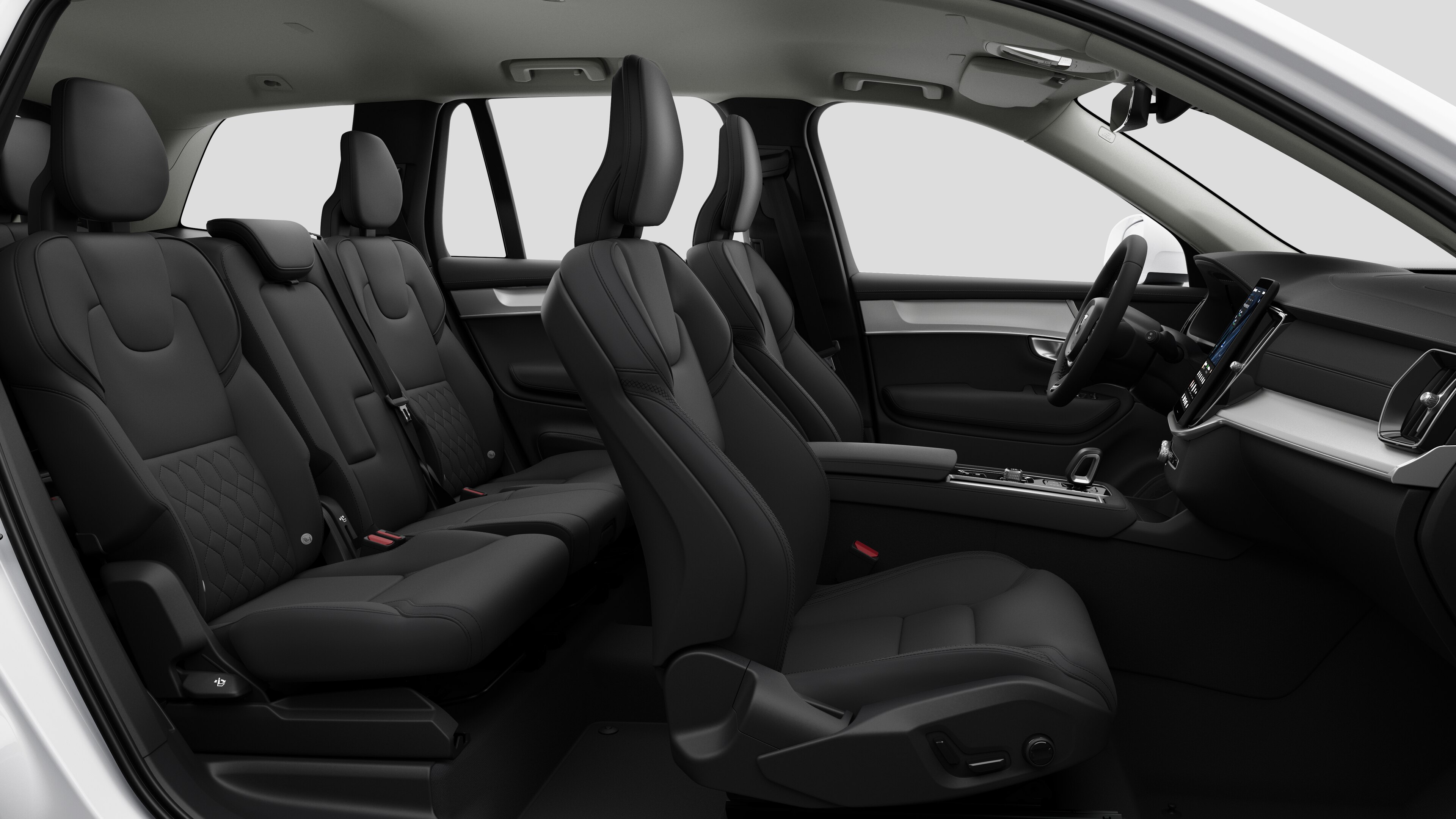 Інтер'єр автомобіля Volvo, вигляд збоку на передніх сидіннях, задніх пасажирських сидіннях, кермі, панелі приладів і центральній консолі на однотонному студійному тлі.