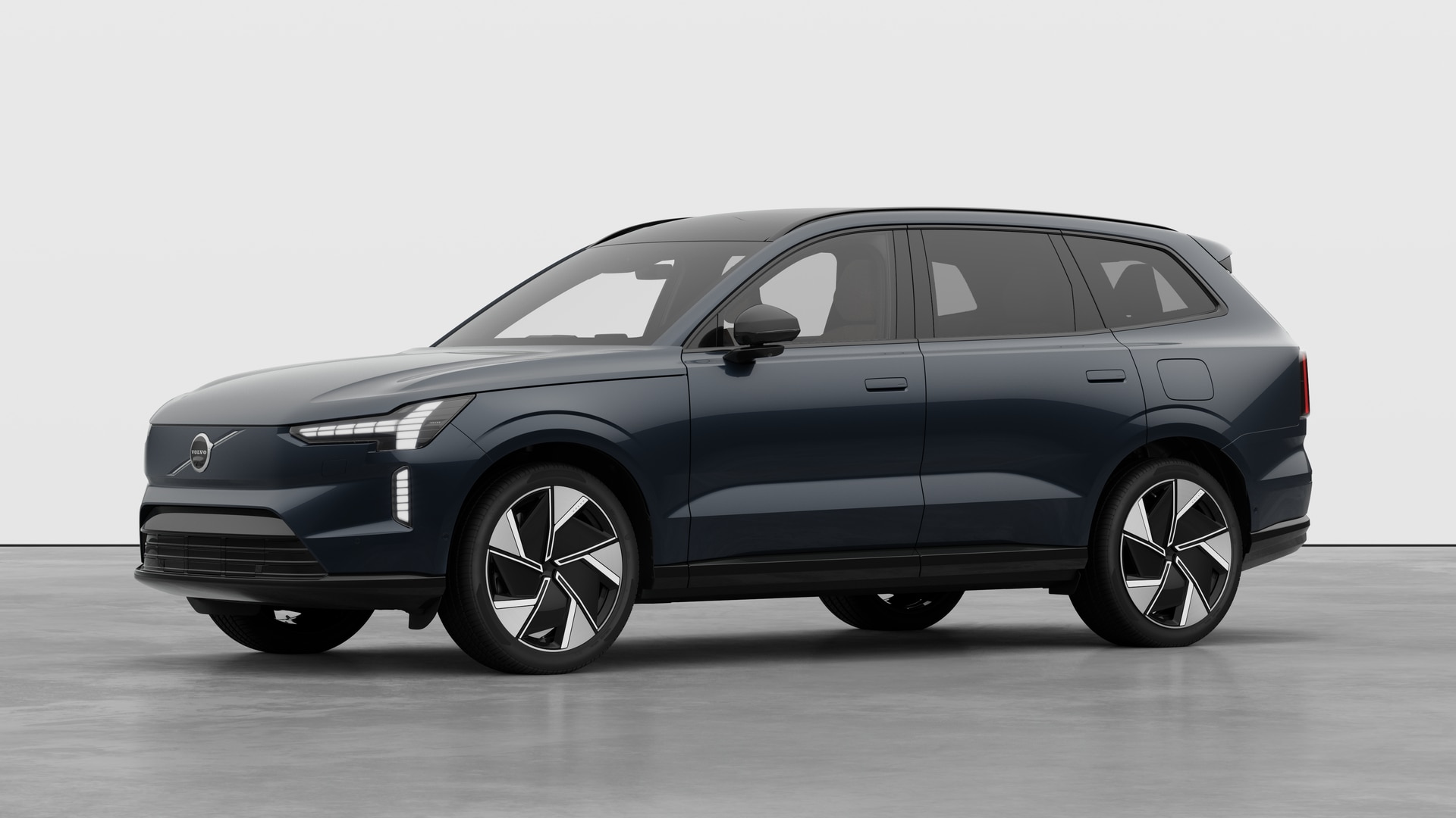 Extérieur d’une Volvo vue de trois quarts, arrière-plan uni d’un studio.