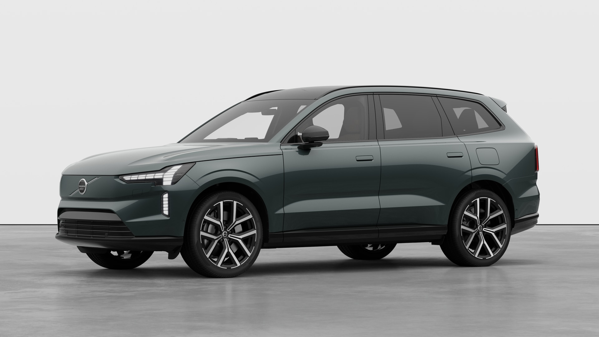 Extérieur d’une Volvo vue de trois quarts, arrière-plan uni d’un studio.