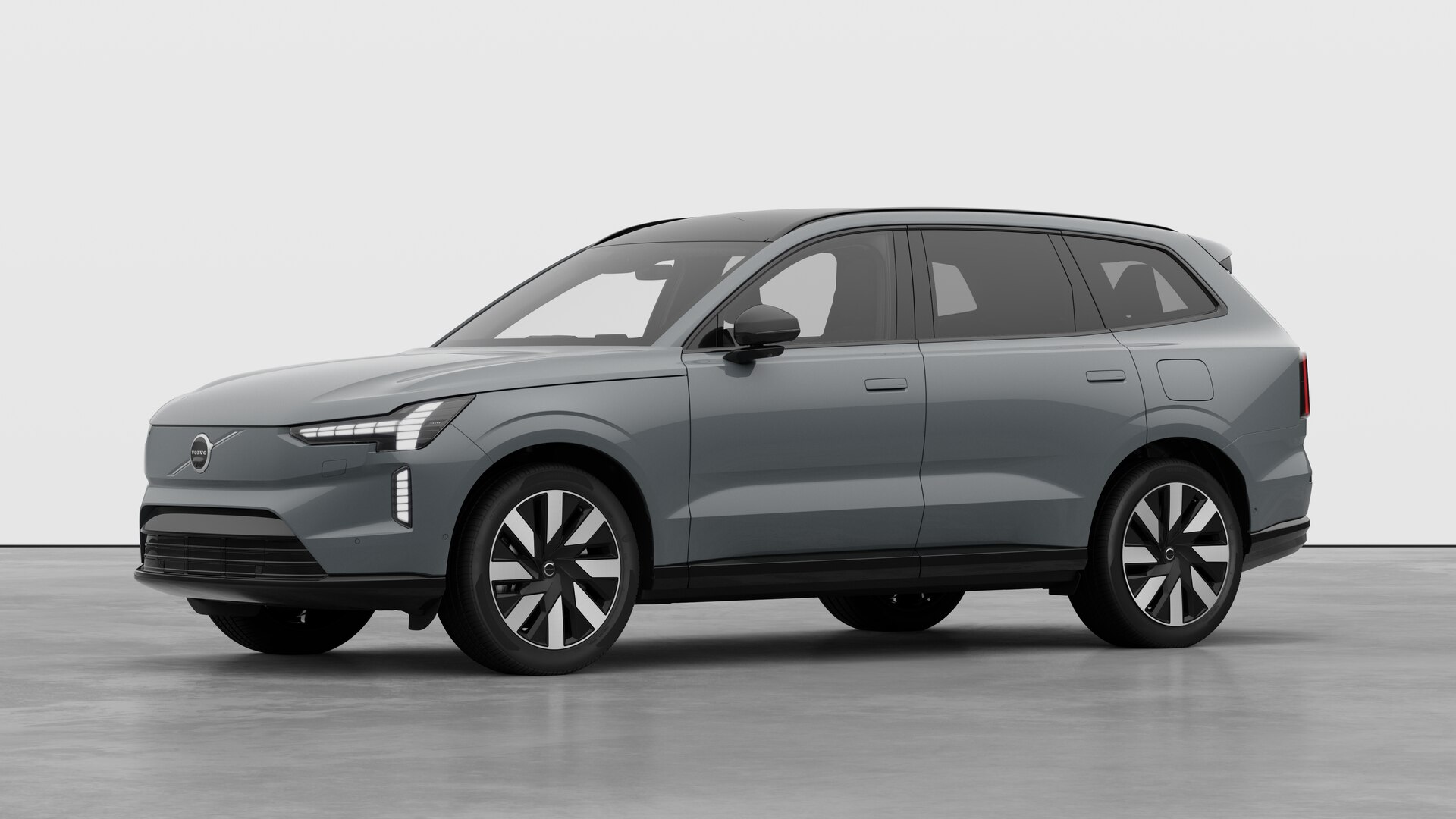 Extérieur d’une Volvo vue de trois quarts, arrière-plan uni d’un studio.