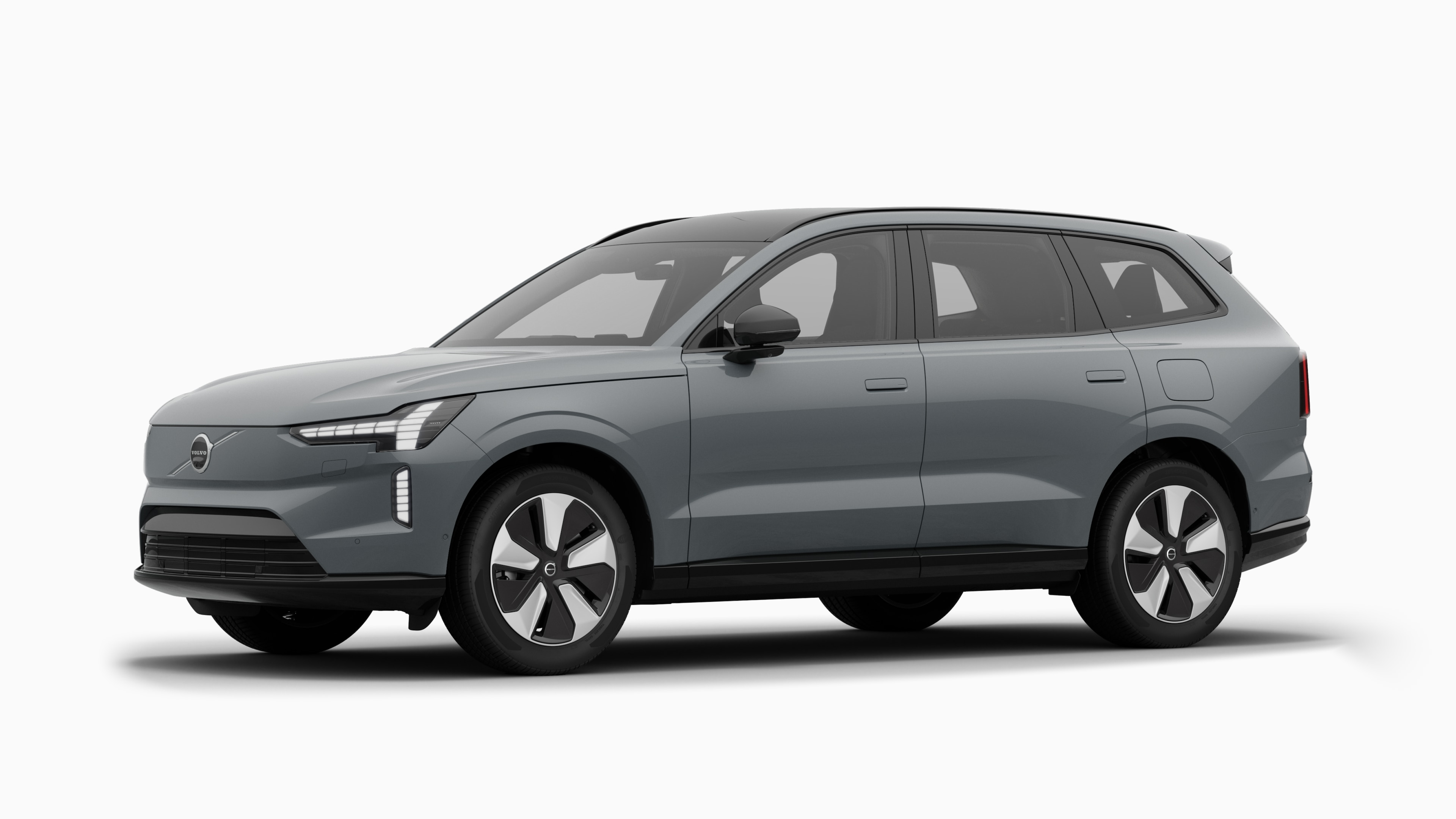 Het exterieur van de Volvo-auto in driekwart aanzicht, duidelijke studioachtergrond.