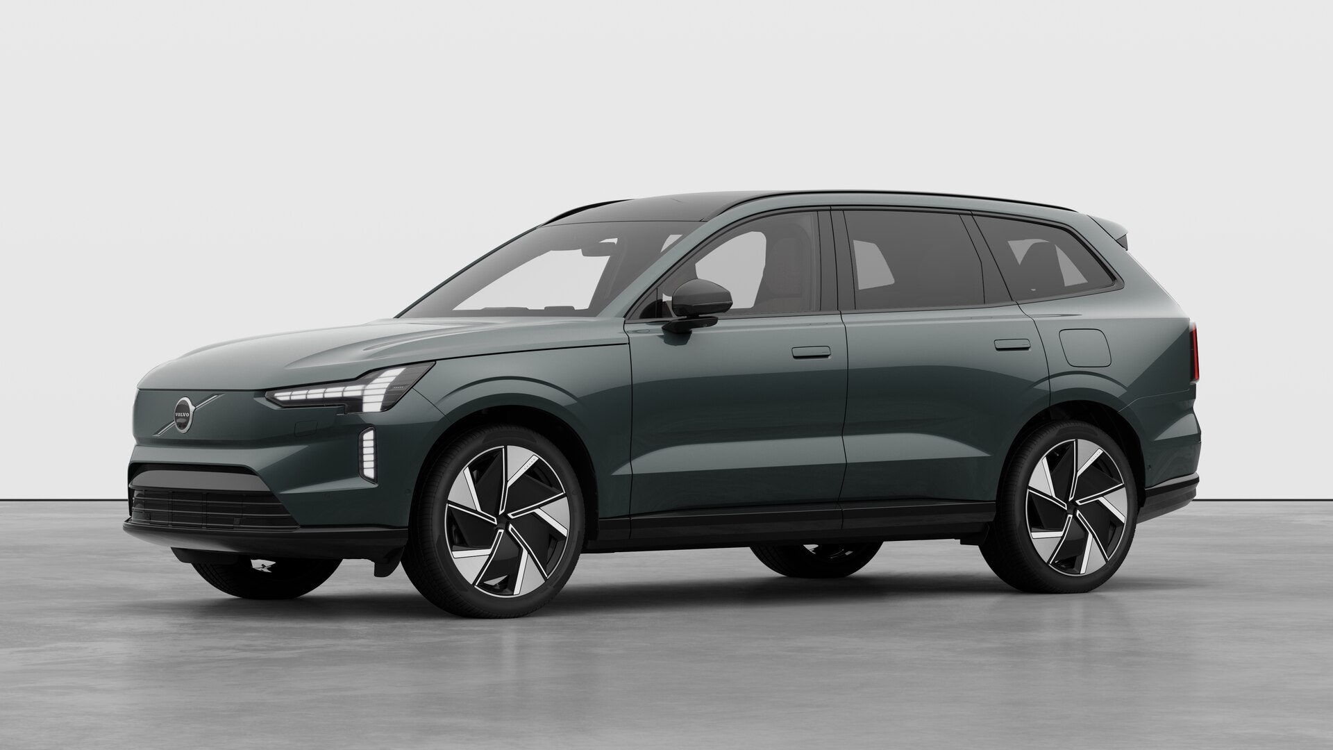 Extérieur d’une Volvo vue de trois quarts, arrière-plan uni d’un studio.