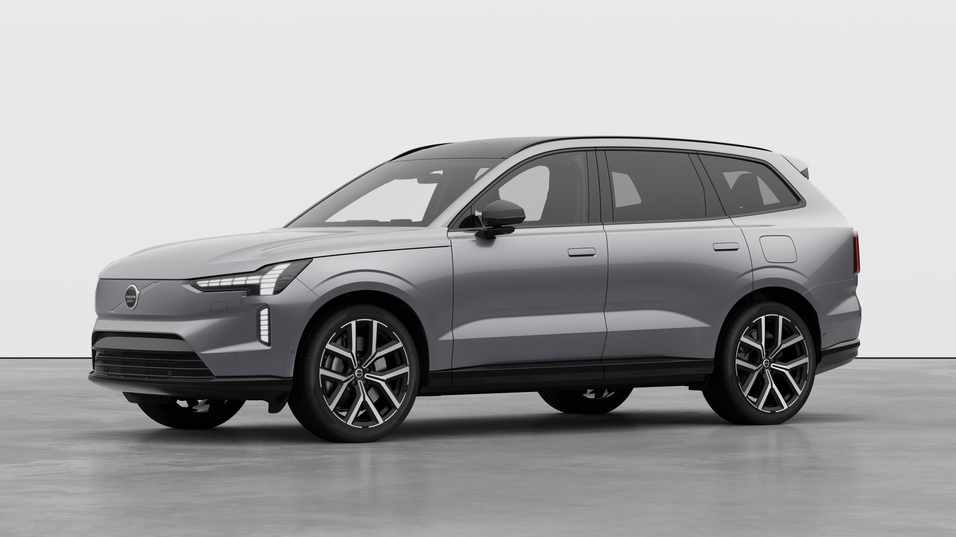 Extérieur d’une Volvo vue de trois quarts, arrière-plan uni d’un studio.