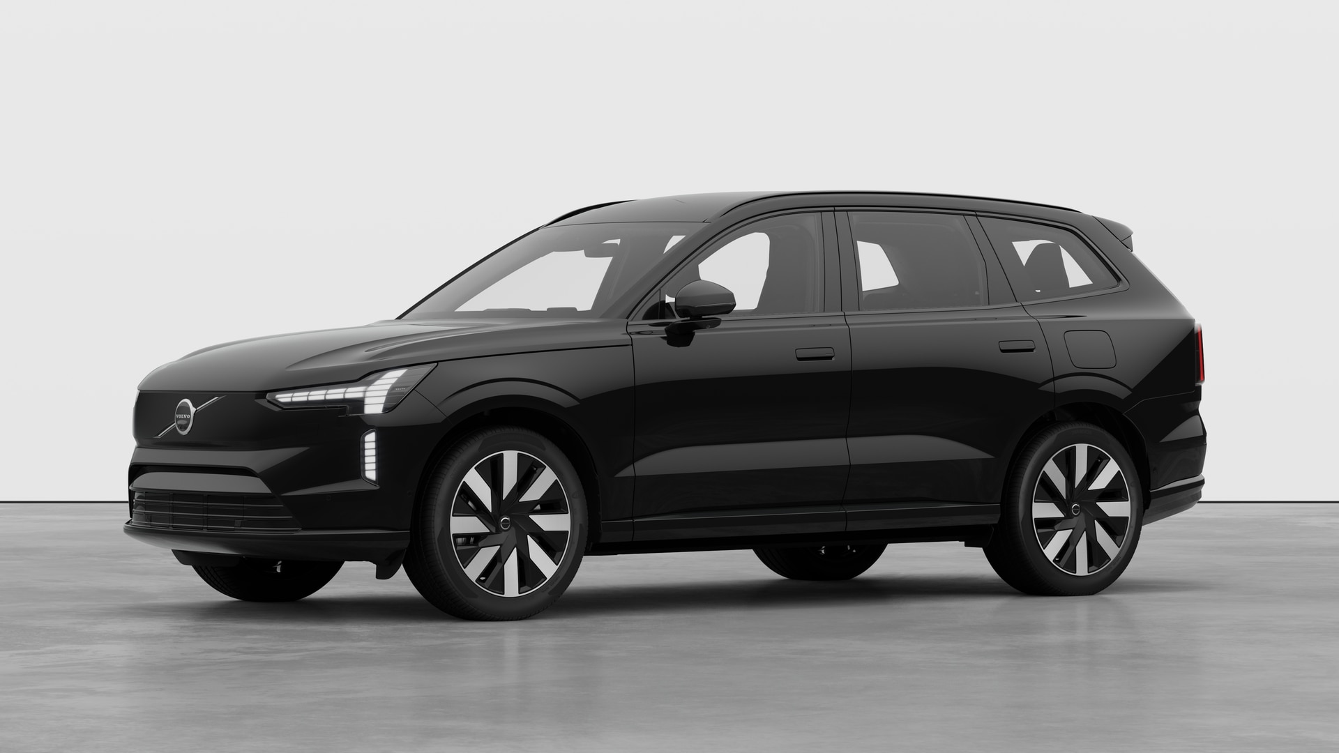 Extérieur d’une Volvo vue de trois quarts, arrière-plan uni d’un studio.