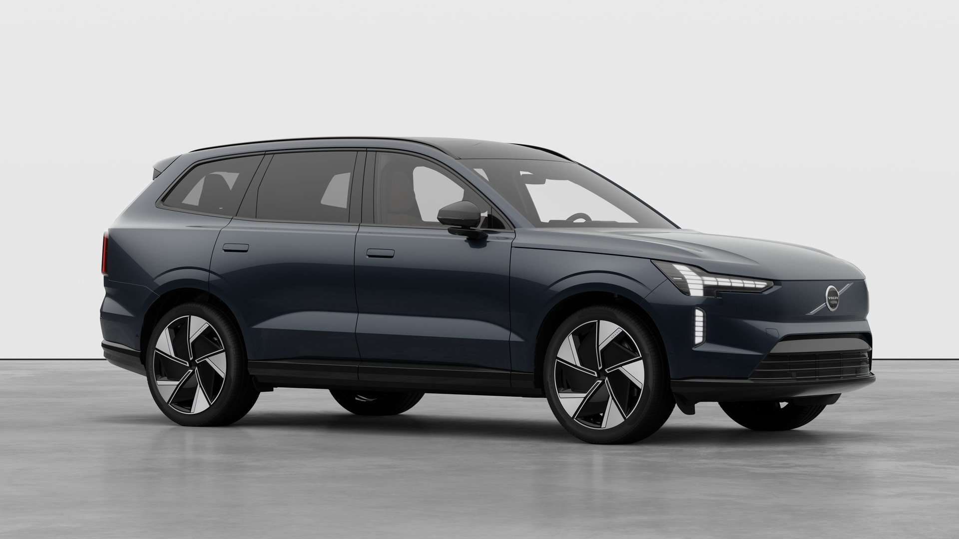Extérieur d’une Volvo, vue de trois quarts sur un fond de studio uni.