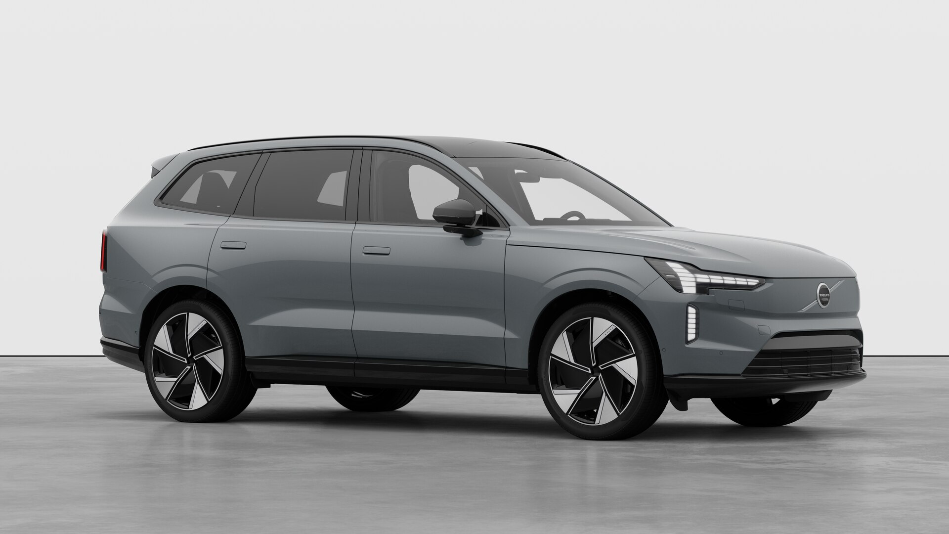 Extérieur d’une Volvo, vue de trois quarts sur un fond de studio uni.