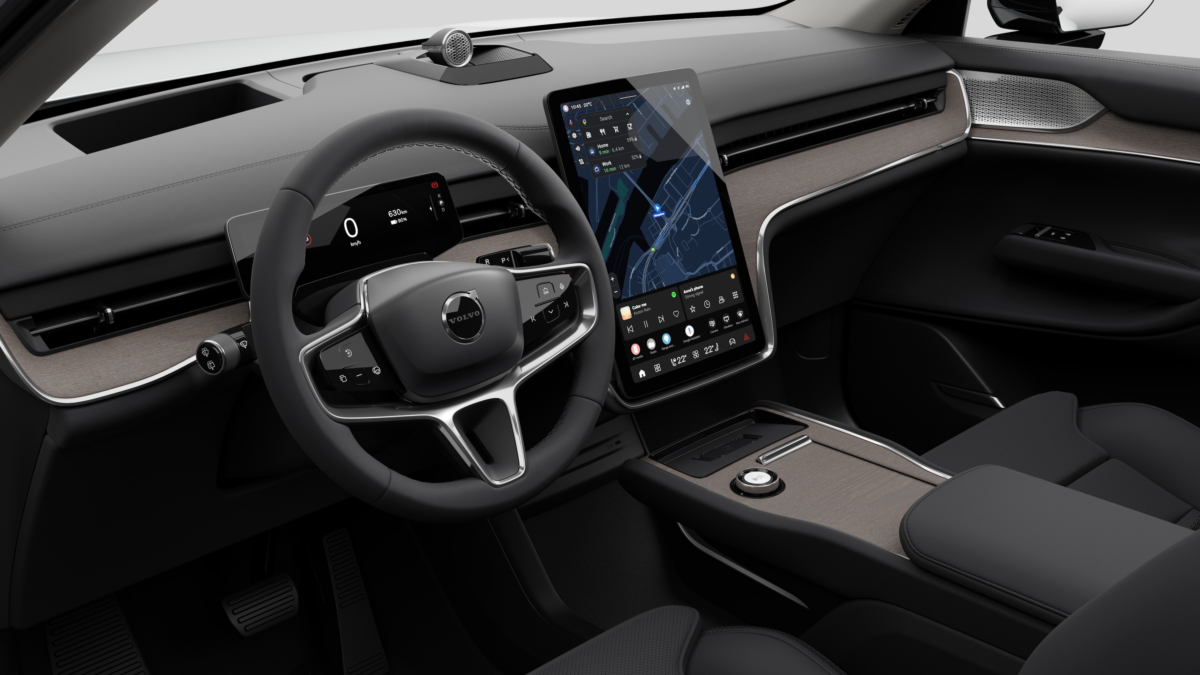 Interiörvy av en Volvobil som visar instrumentbrädan, ratten, mittkonsolen och den digitala skärmen i en vanlig studiobakgrund.