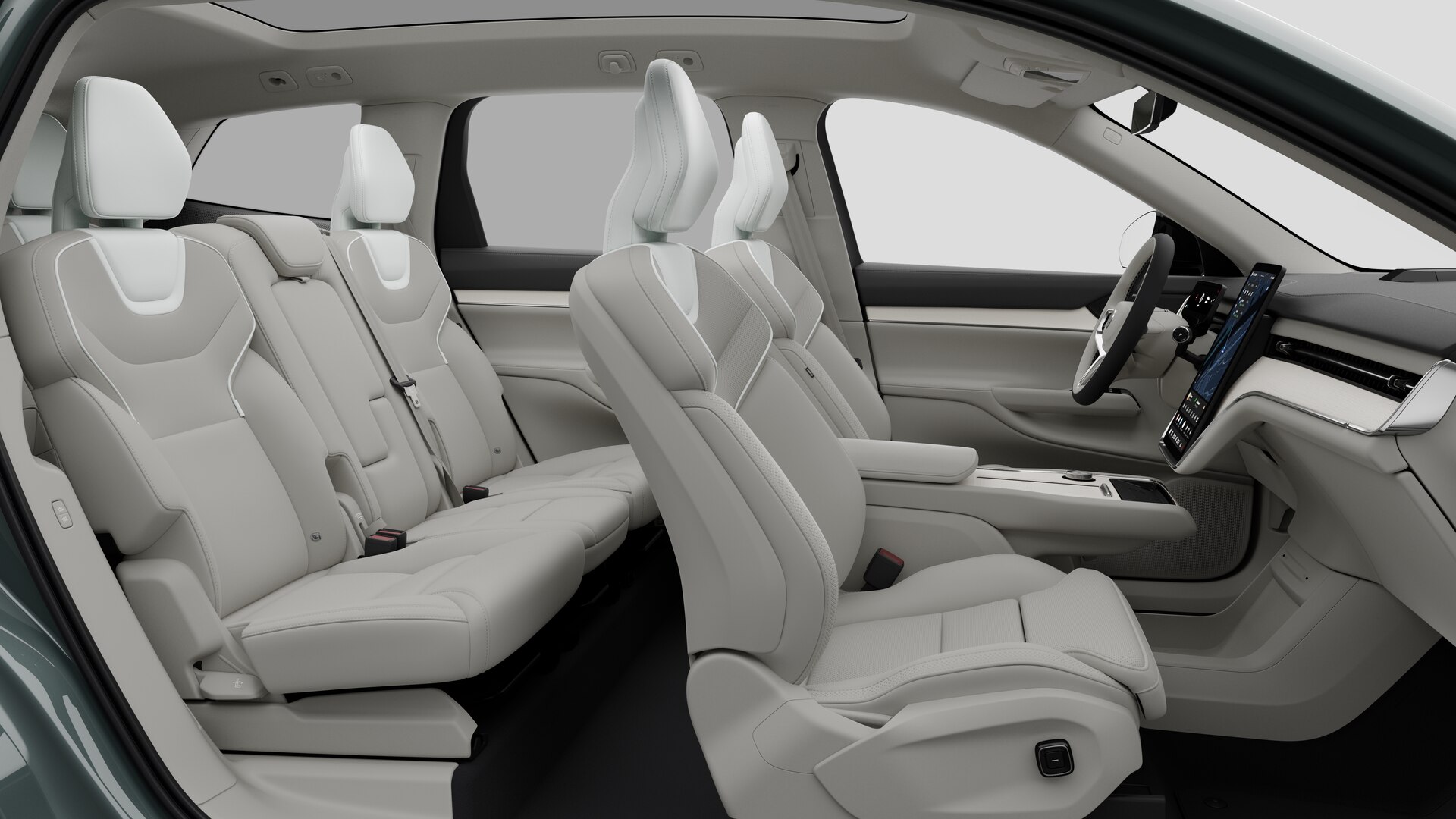 Vue latérale de l’intérieur d’une Volvo montrant les sièges avant, les sièges passager arrière, le volant, le tableau de bord et la console centrale, sur fond de studio.