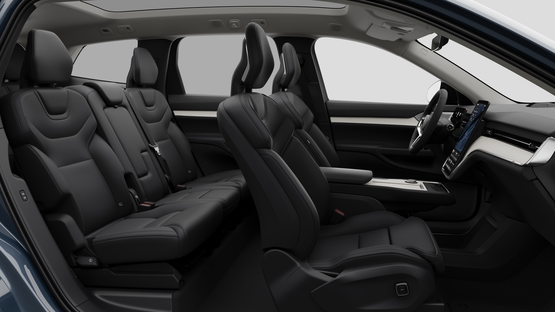 Vue latérale de l’intérieur d’une Volvo montrant les sièges avant, les sièges passager arrière, le volant, le tableau de bord et la console centrale, sur fond de studio.