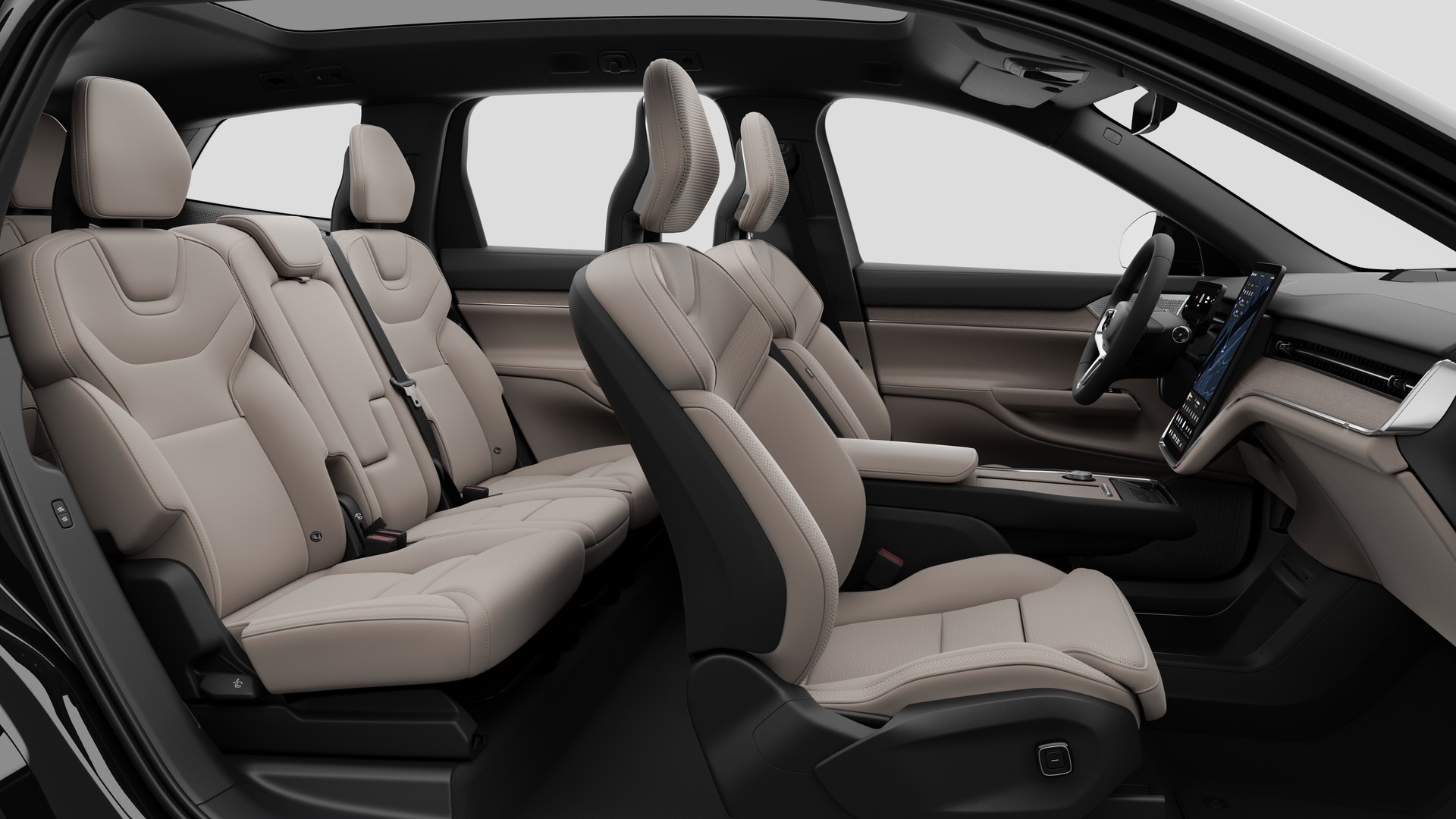 Vue latérale de l’intérieur d’une Volvo montrant les sièges avant, les sièges passager arrière, le volant, le tableau de bord et la console centrale, sur fond de studio.