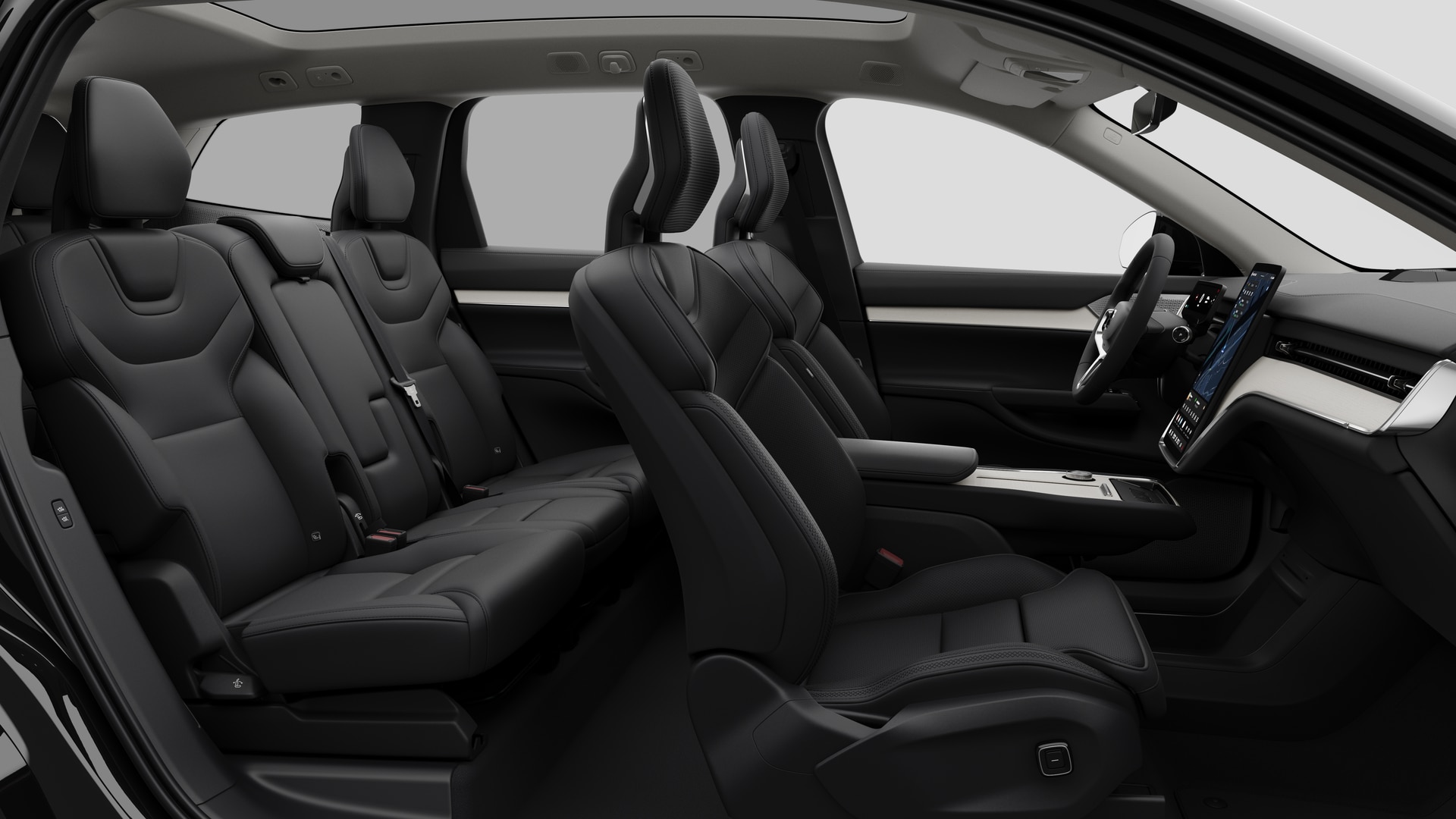 Vue latérale de l’intérieur d’une Volvo montrant les sièges avant, les sièges passager arrière, le volant, le tableau de bord et la console centrale, sur fond de studio.