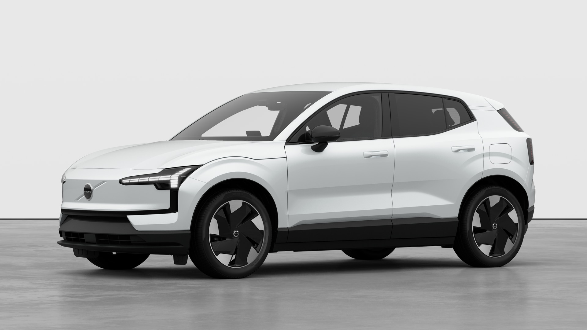 Extérieur d’une Volvo vue de trois quarts, arrière-plan uni d’un studio.