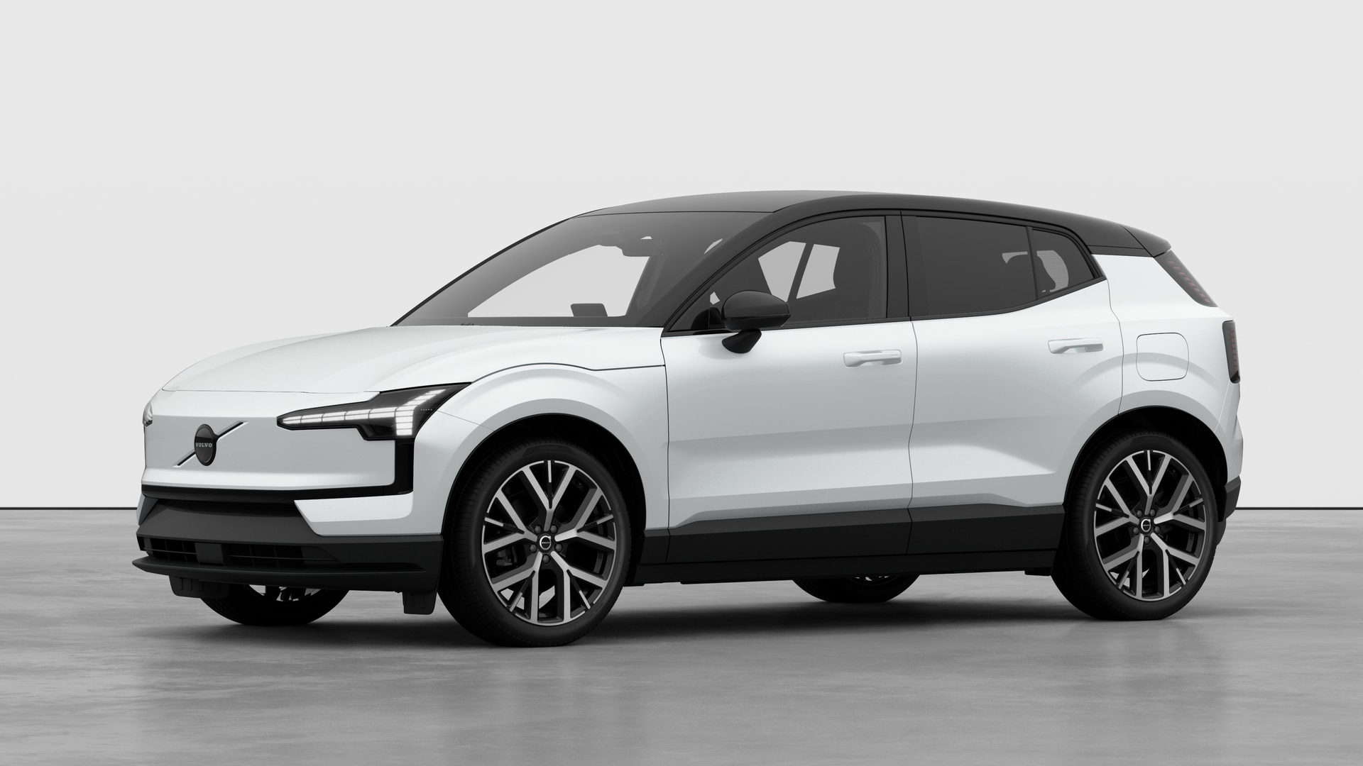 Extérieur d’une Volvo vue de trois quarts, arrière-plan uni d’un studio.