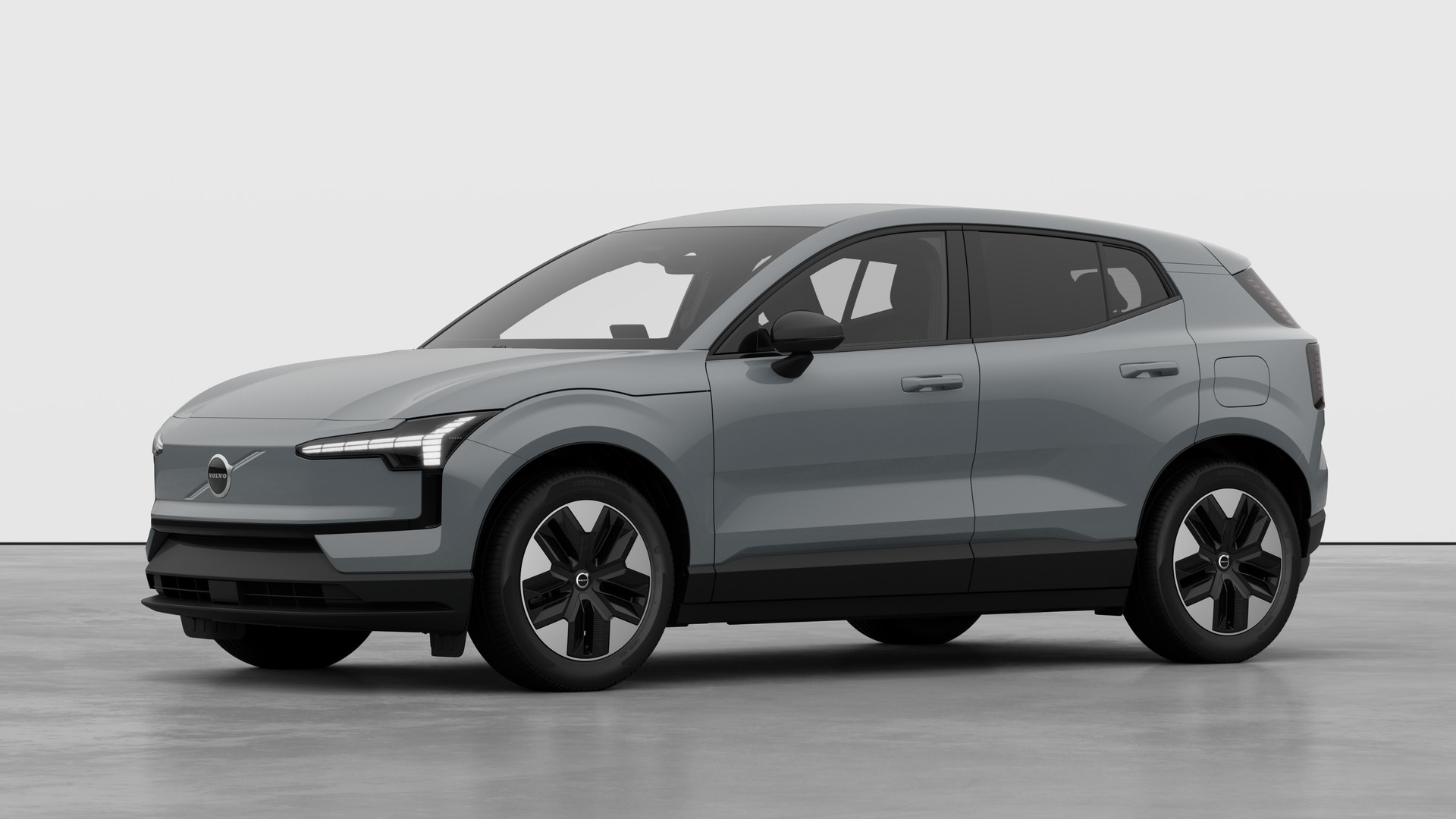 Extérieur d’une Volvo vue de trois quarts, arrière-plan uni d’un studio.