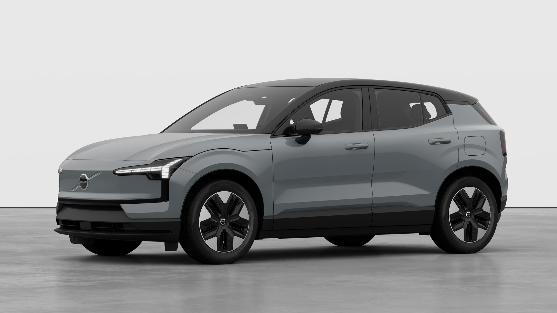 Extérieur d’une Volvo vue de trois quarts, arrière-plan uni d’un studio.