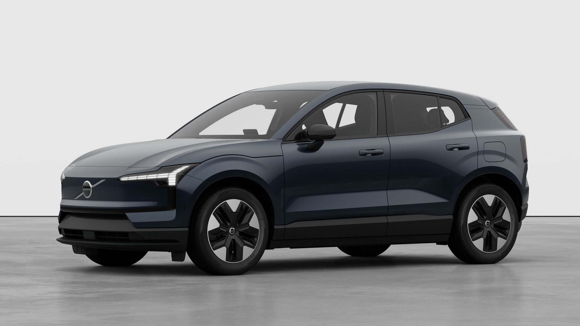 Extérieur d’une Volvo vue de trois quarts, arrière-plan uni d’un studio.