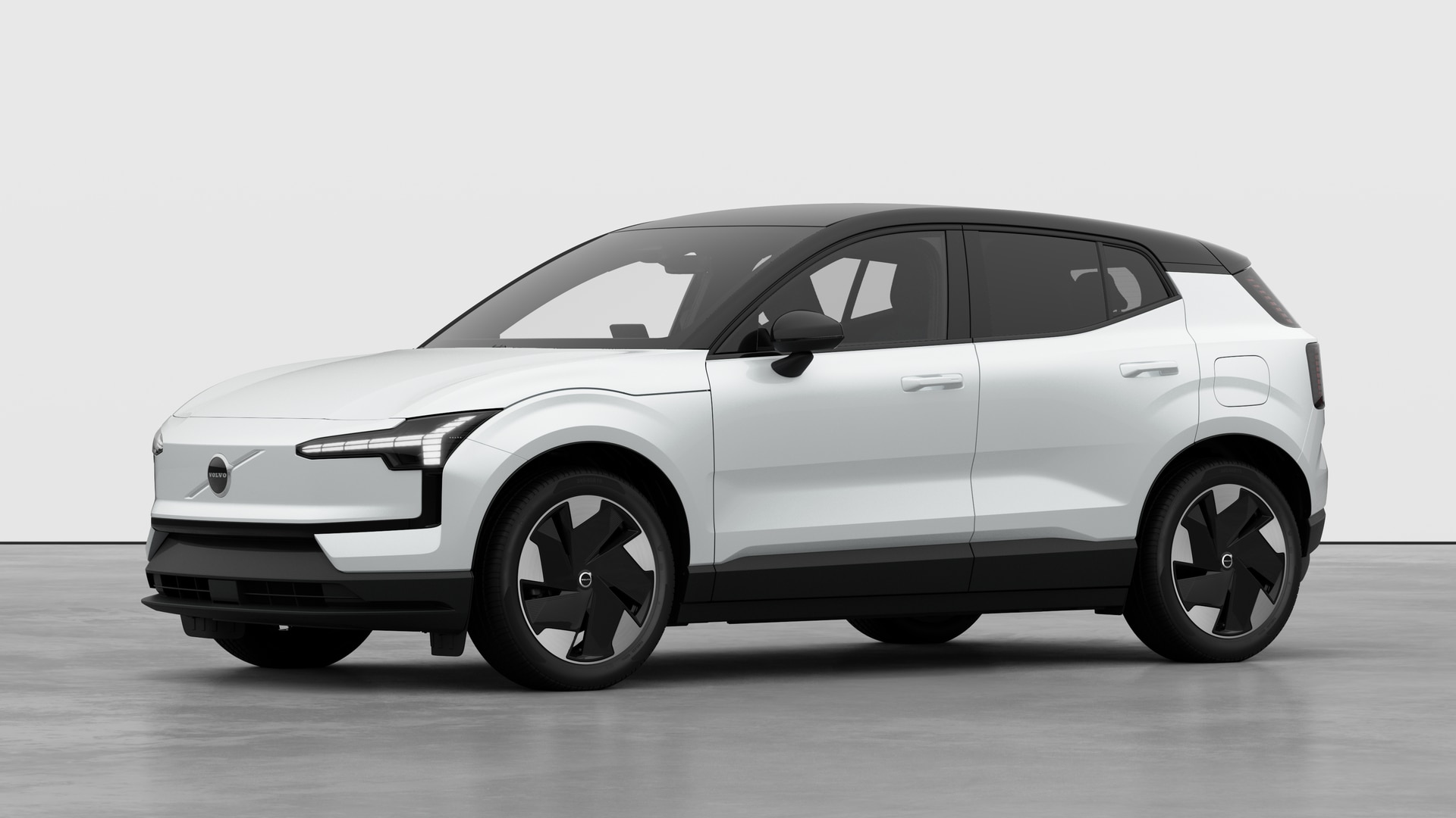Extérieur d’une Volvo vue de trois quarts, arrière-plan uni d’un studio.