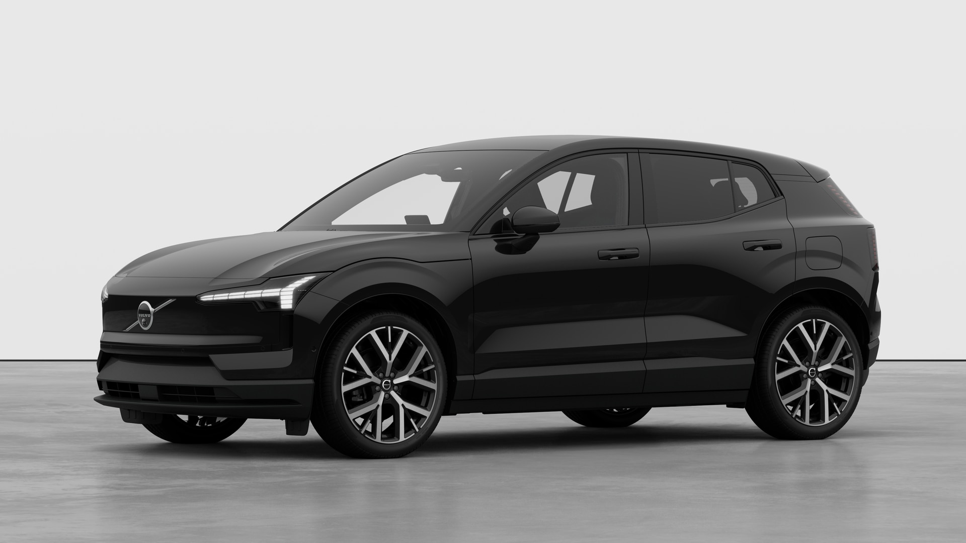 Extérieur d’une Volvo vue de trois quarts, arrière-plan uni d’un studio.