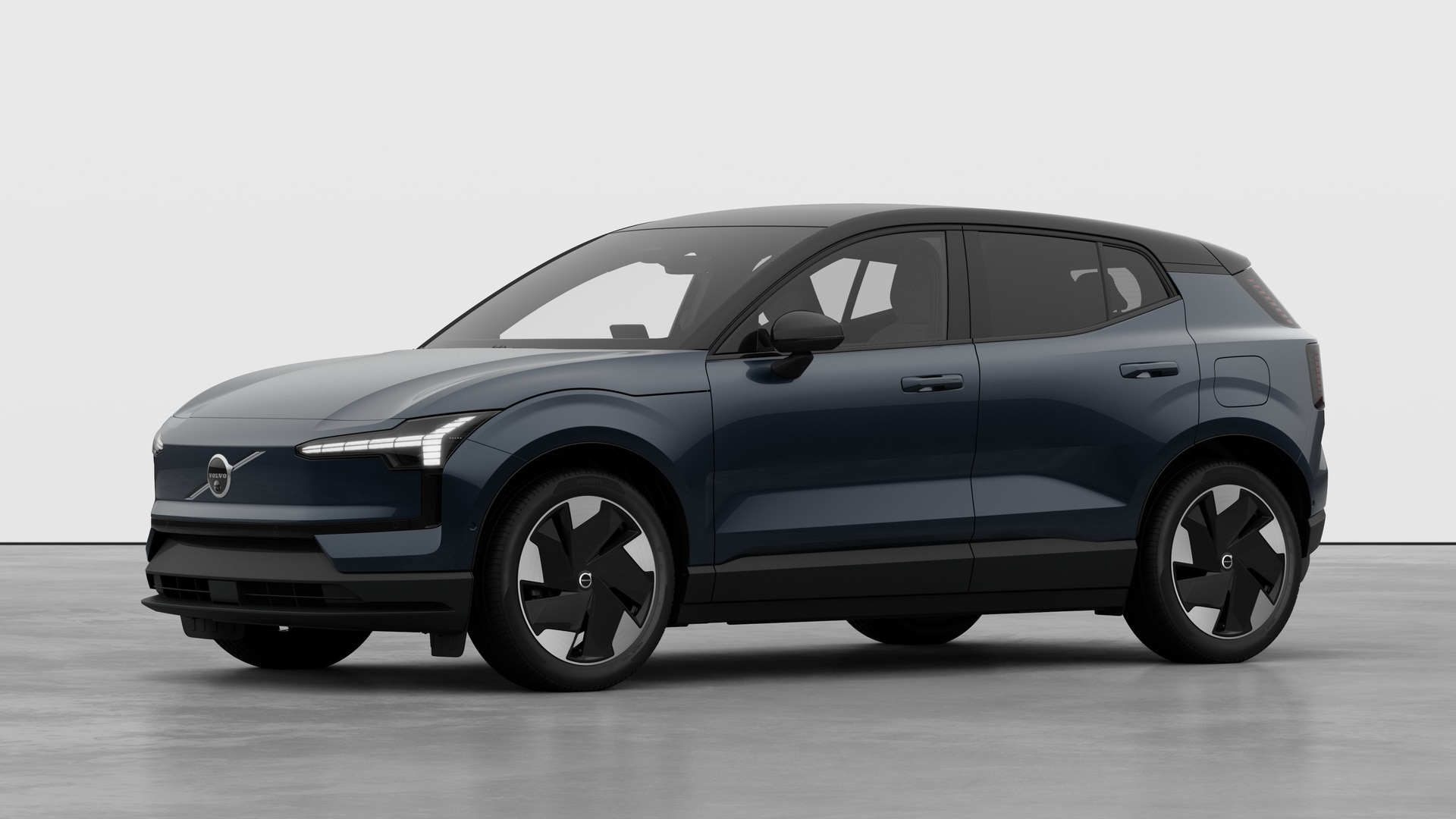 Extérieur d’une Volvo vue de trois quarts, arrière-plan uni d’un studio.