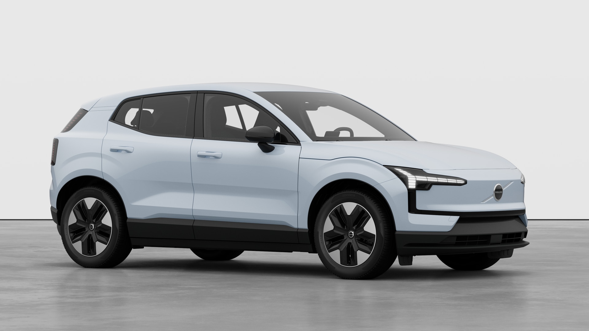 Extérieur d’une Volvo, vue de trois quarts sur un fond de studio uni.