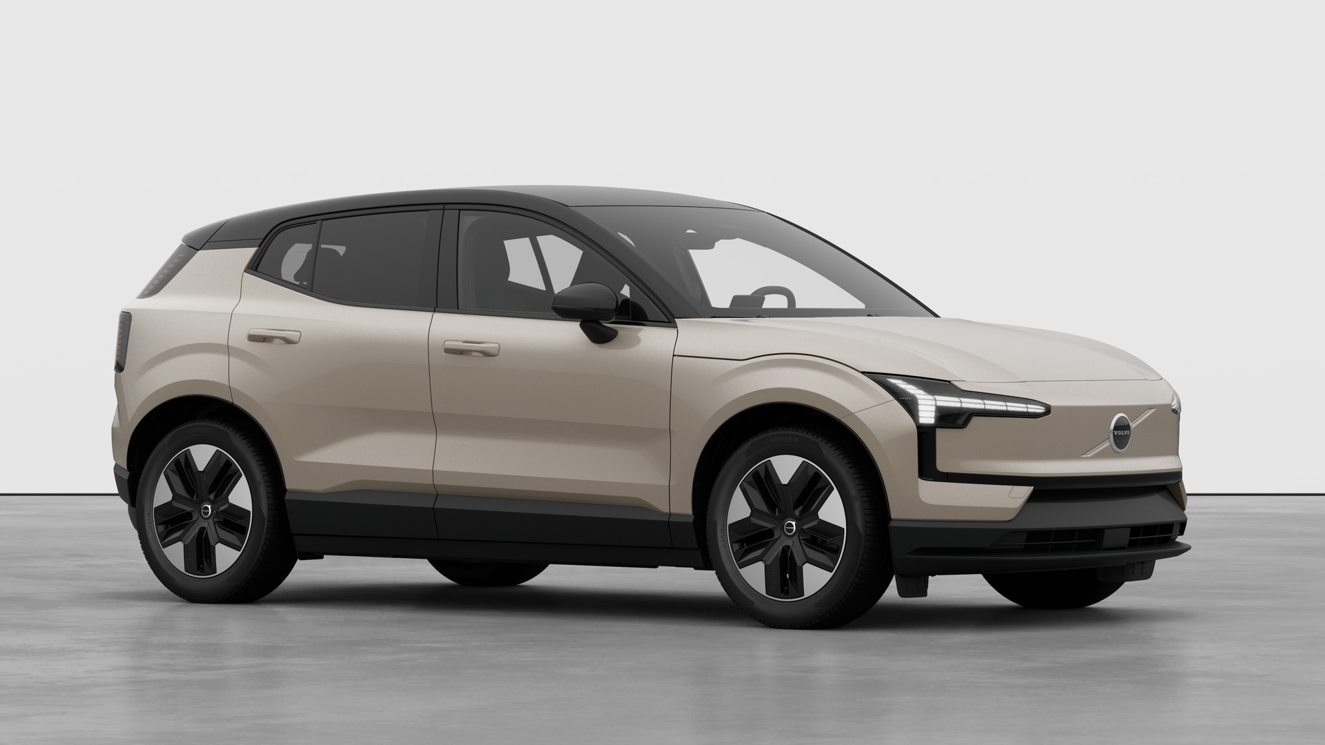 Extérieur d’une Volvo, vue de trois quarts sur un fond de studio uni.