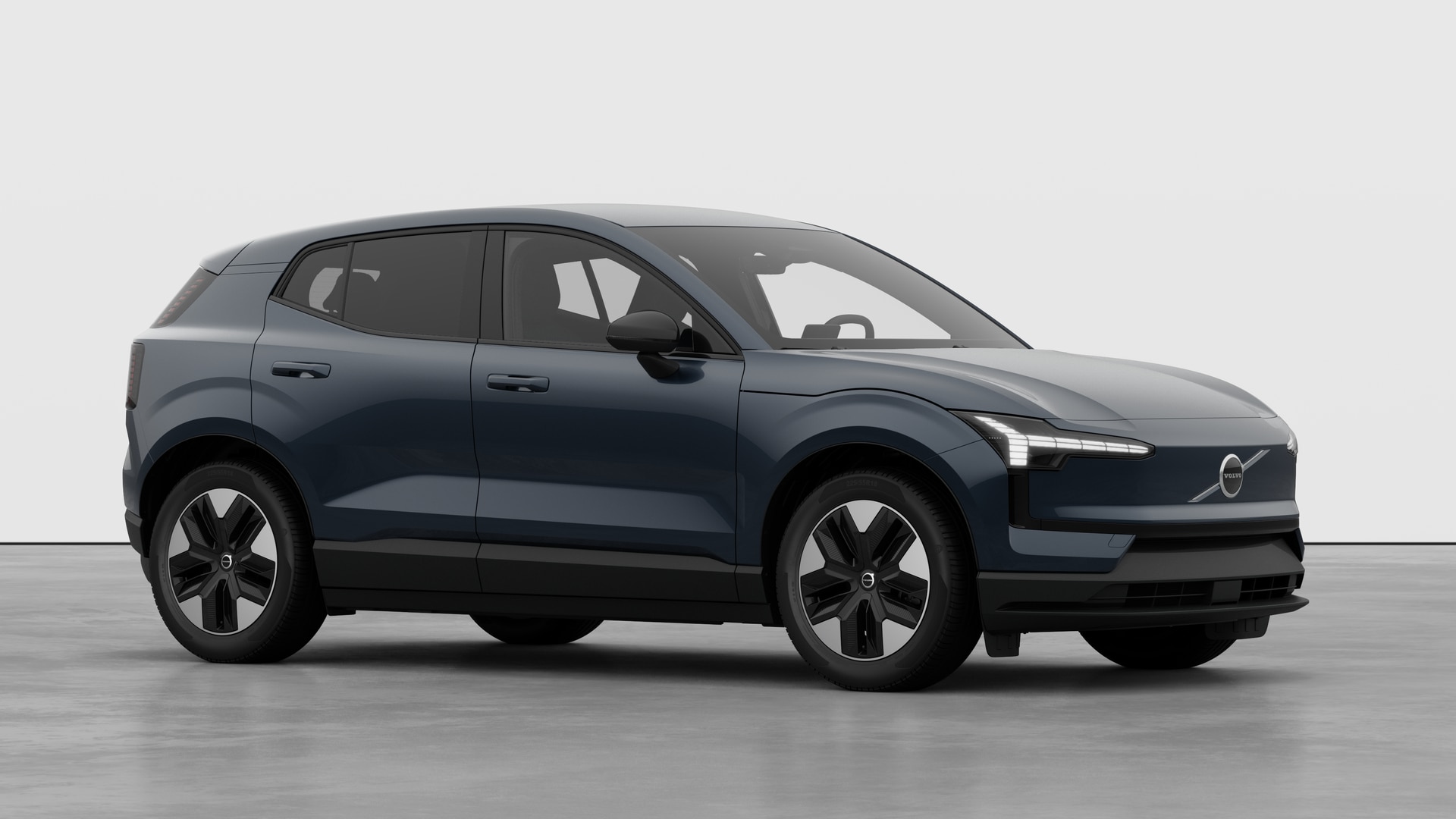 Extérieur d’une Volvo, vue de trois quarts sur un fond de studio uni.