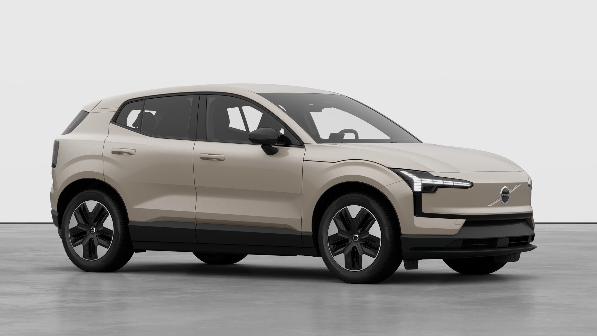 Extérieur d’une Volvo, vue de trois quarts sur un fond de studio uni.