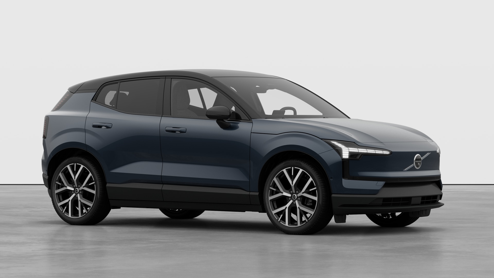 Extérieur d’une Volvo, vue de trois quarts sur un fond de studio uni.