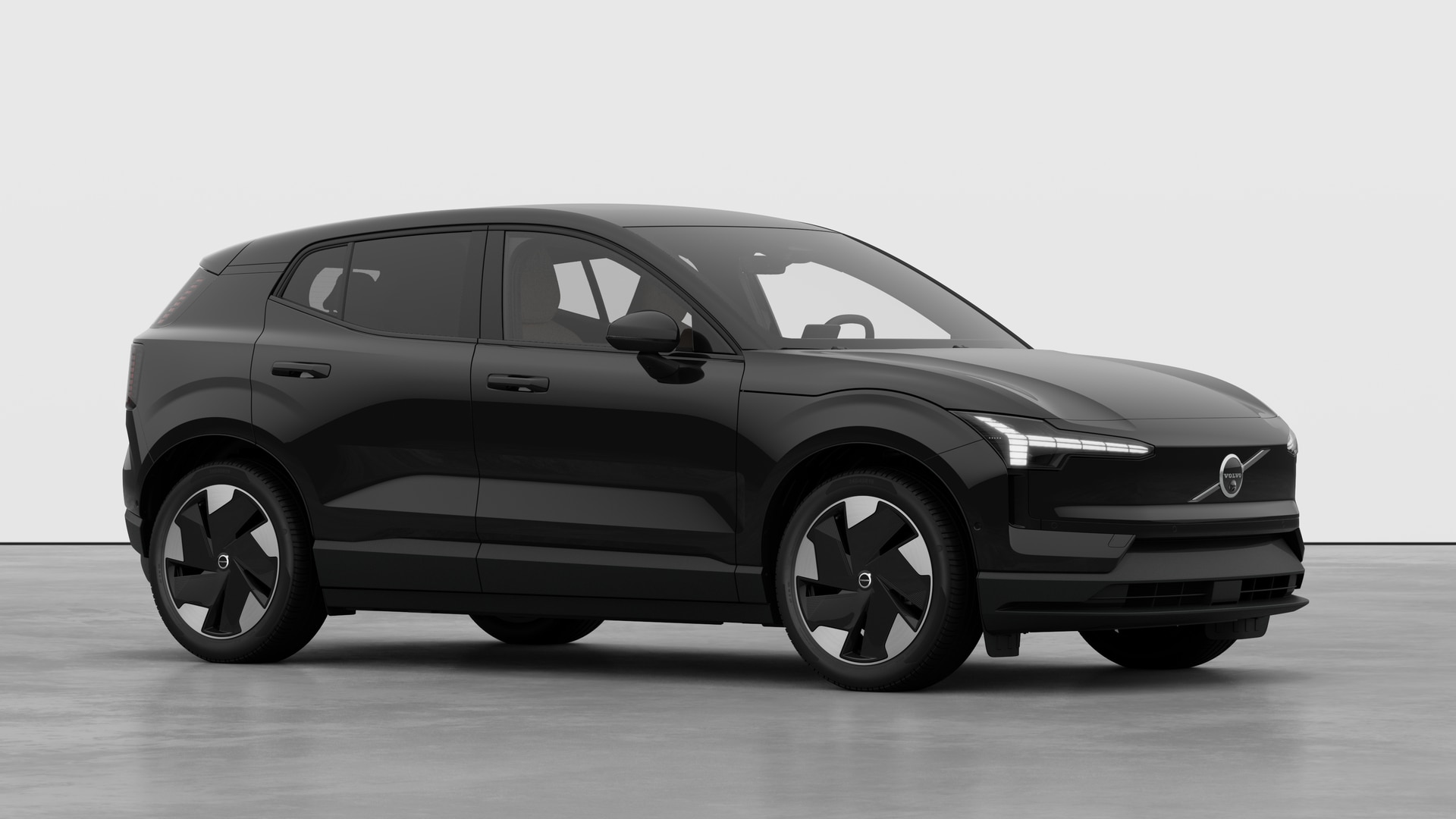 Extérieur d’une Volvo, vue de trois quarts sur un fond de studio uni.