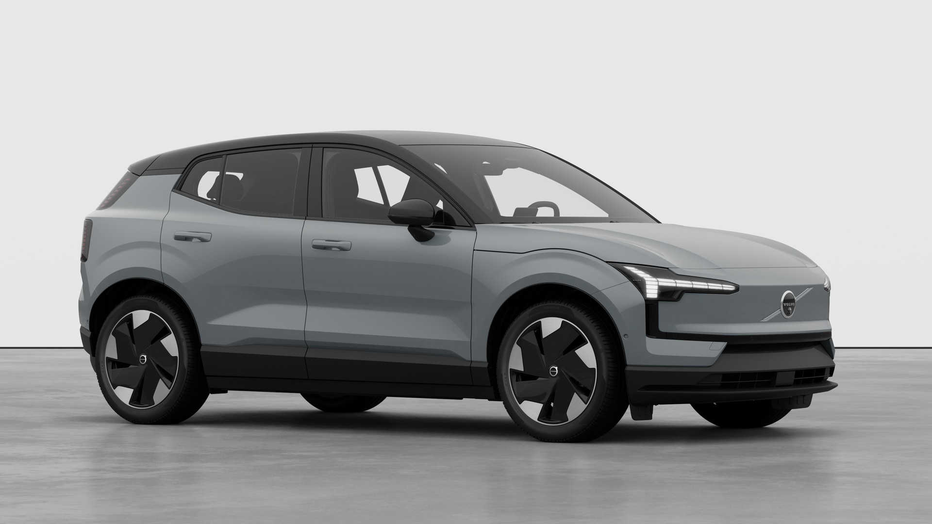 Extérieur d’une Volvo, vue de trois quarts sur un fond de studio uni.