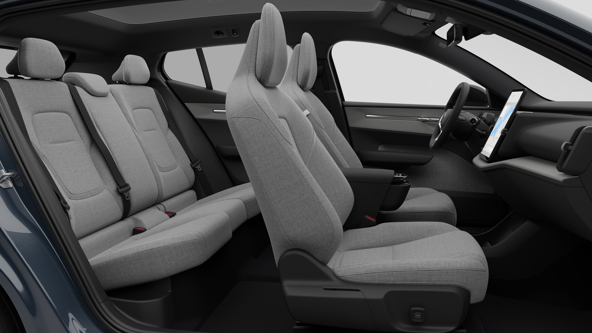 Vue latérale de l’intérieur d’une Volvo montrant les sièges avant, les sièges passager arrière, le volant, le tableau de bord et la console centrale, sur fond de studio.
