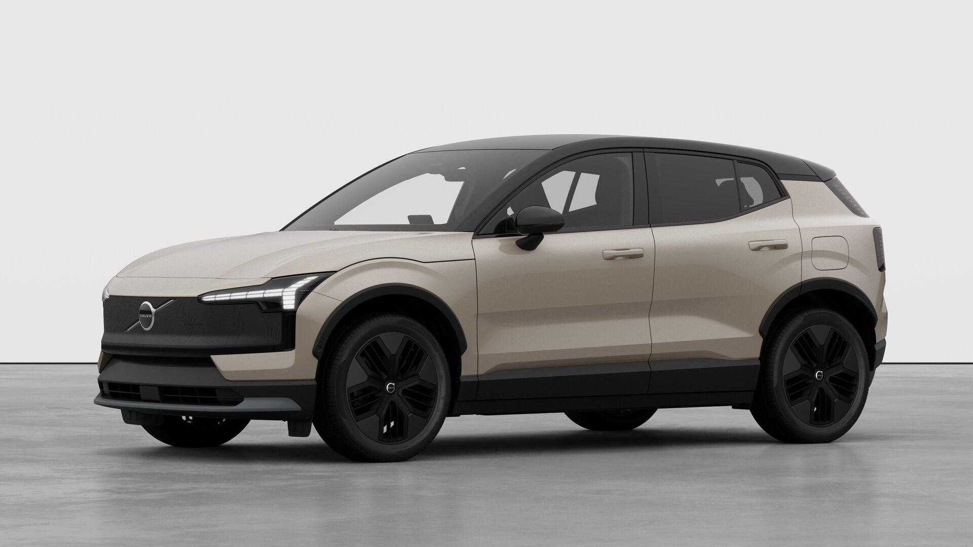 Extérieur d’une Volvo vue de trois quarts, arrière-plan uni d’un studio.
