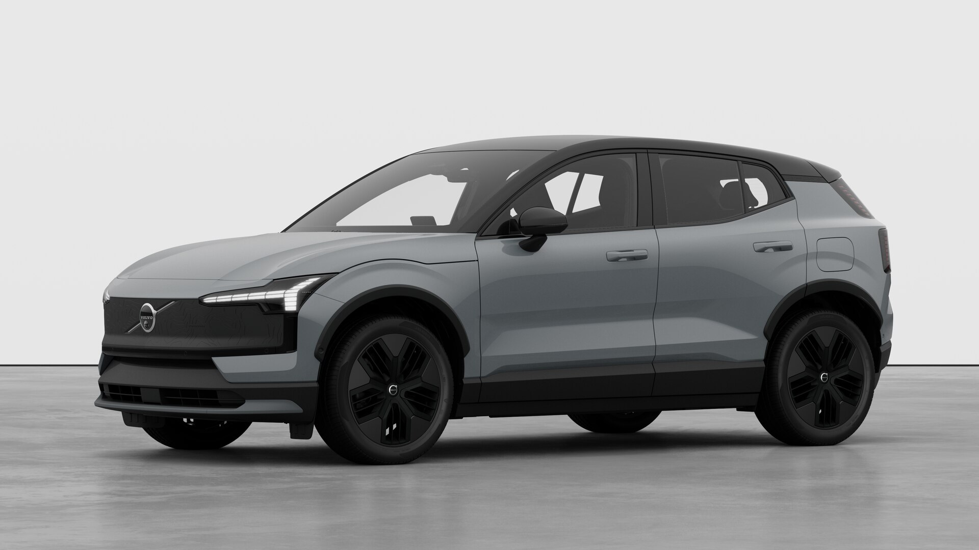 Extérieur d’une Volvo vue de trois quarts, arrière-plan uni d’un studio.