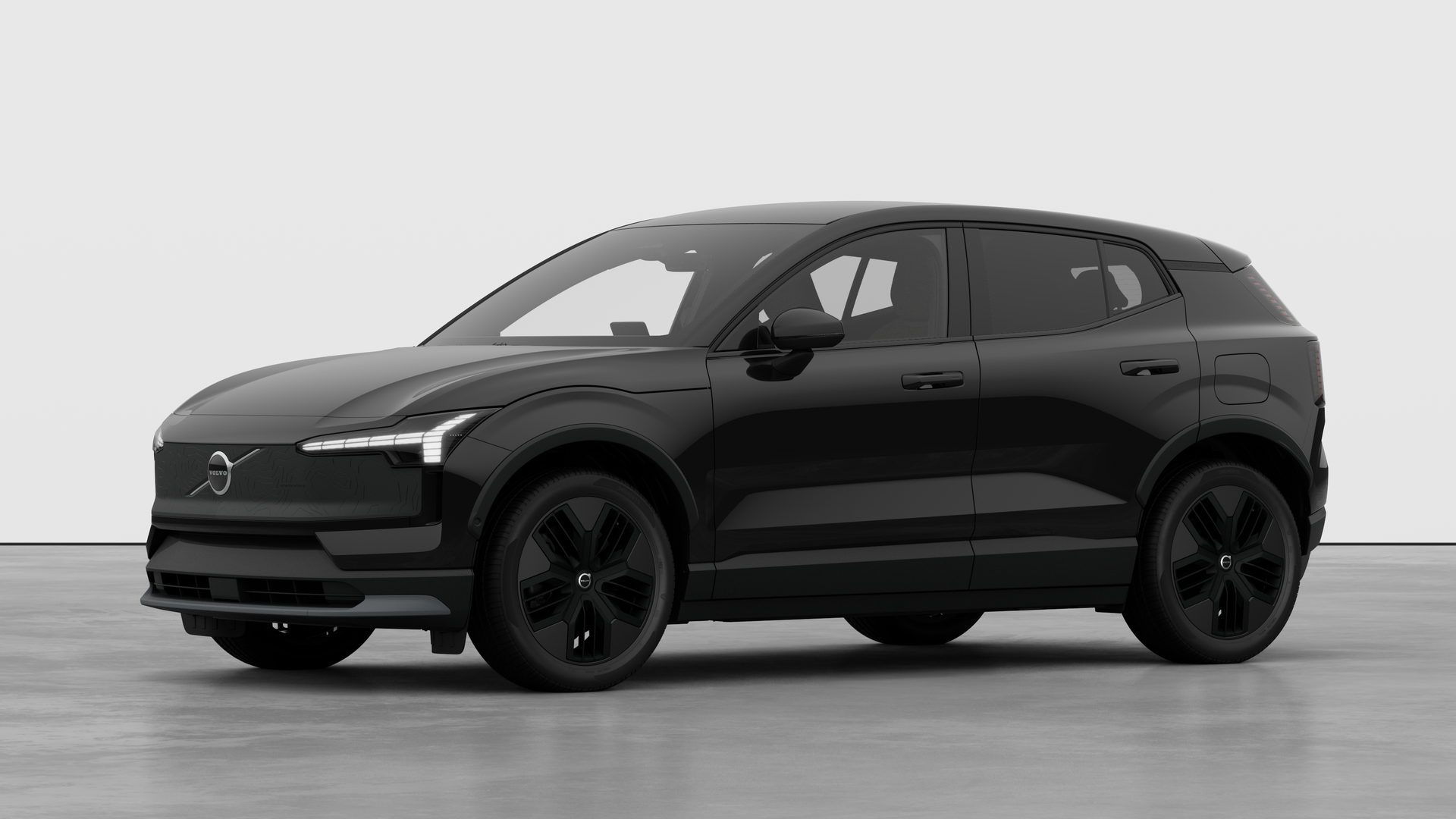 Extérieur d’une Volvo vue de trois quarts, arrière-plan uni d’un studio.
