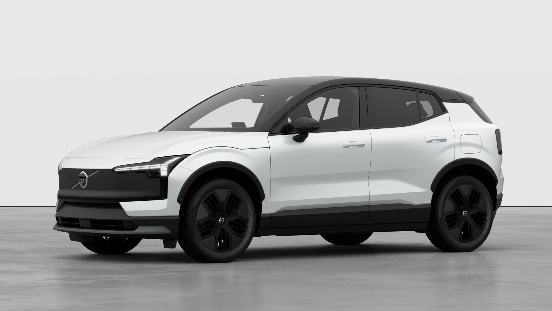 Extérieur d’une Volvo vue de trois quarts, arrière-plan uni d’un studio.
