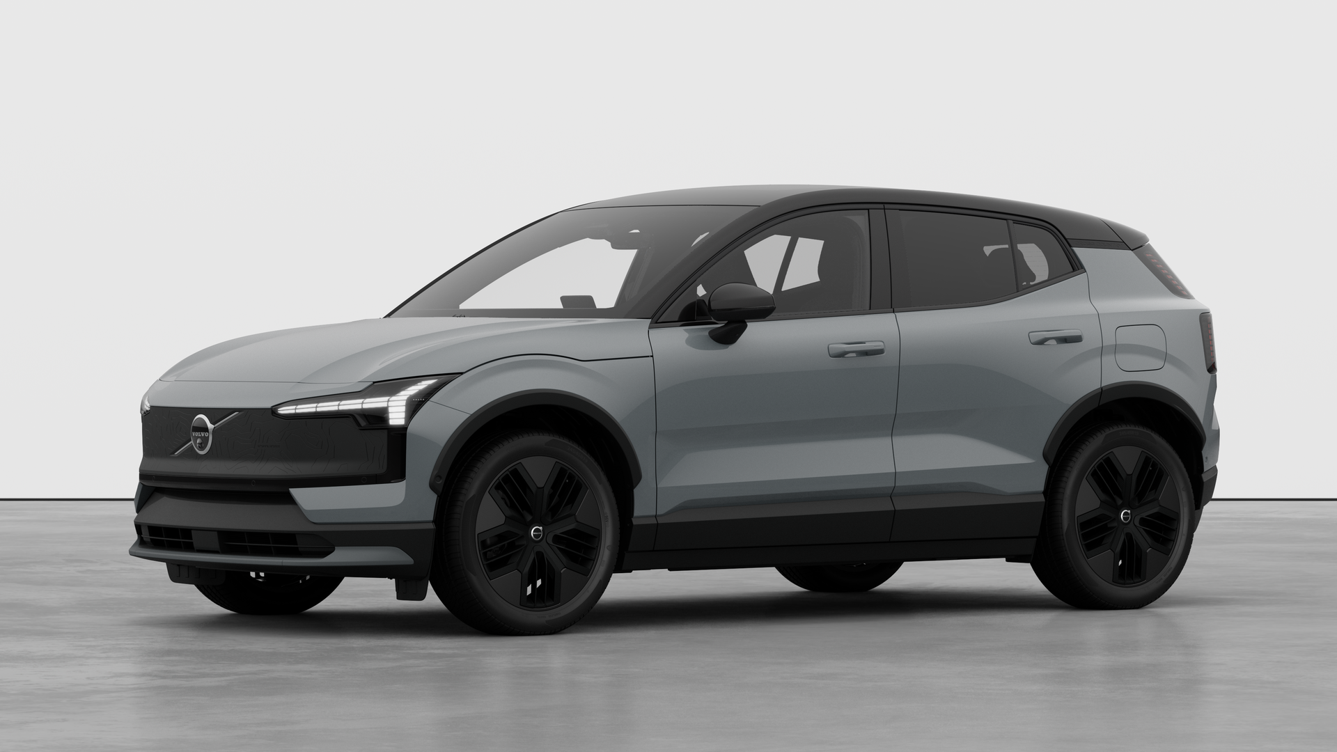 Extérieur d’une Volvo vue de trois quarts, arrière-plan uni d’un studio.