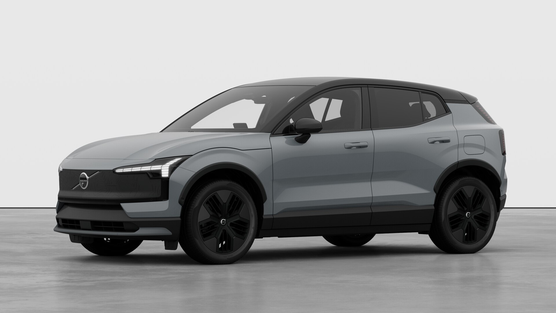 Extérieur d’une Volvo vue de trois quarts, arrière-plan uni d’un studio.
