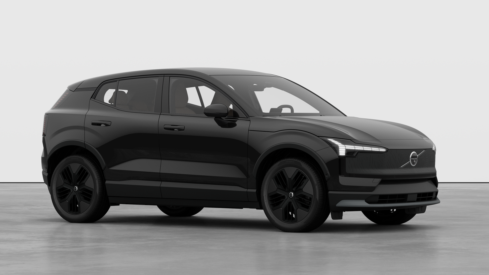 Extérieur d’une Volvo, vue de trois quarts sur un fond de studio uni.
