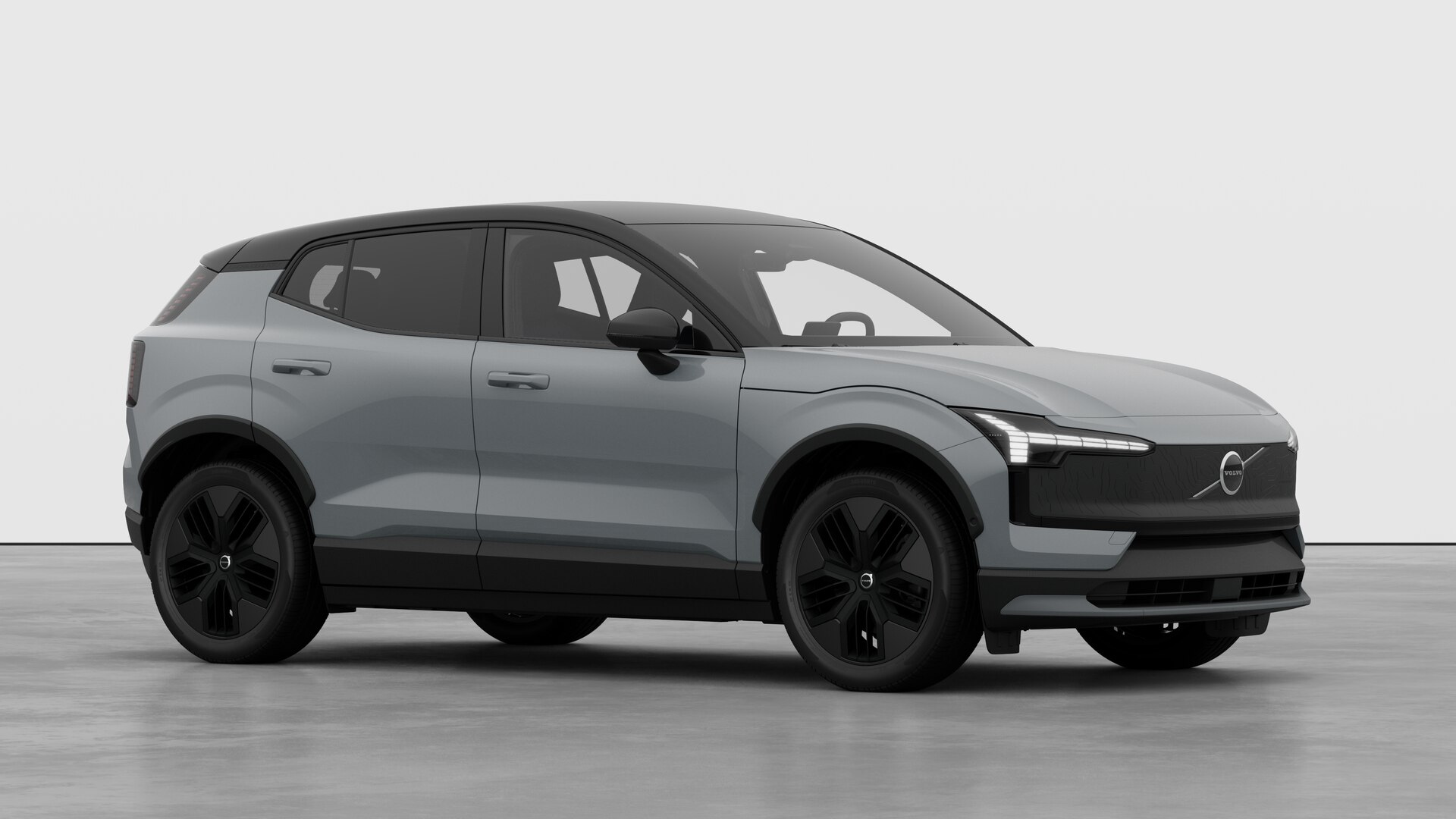 Extérieur d’une Volvo, vue de trois quarts sur un fond de studio uni.