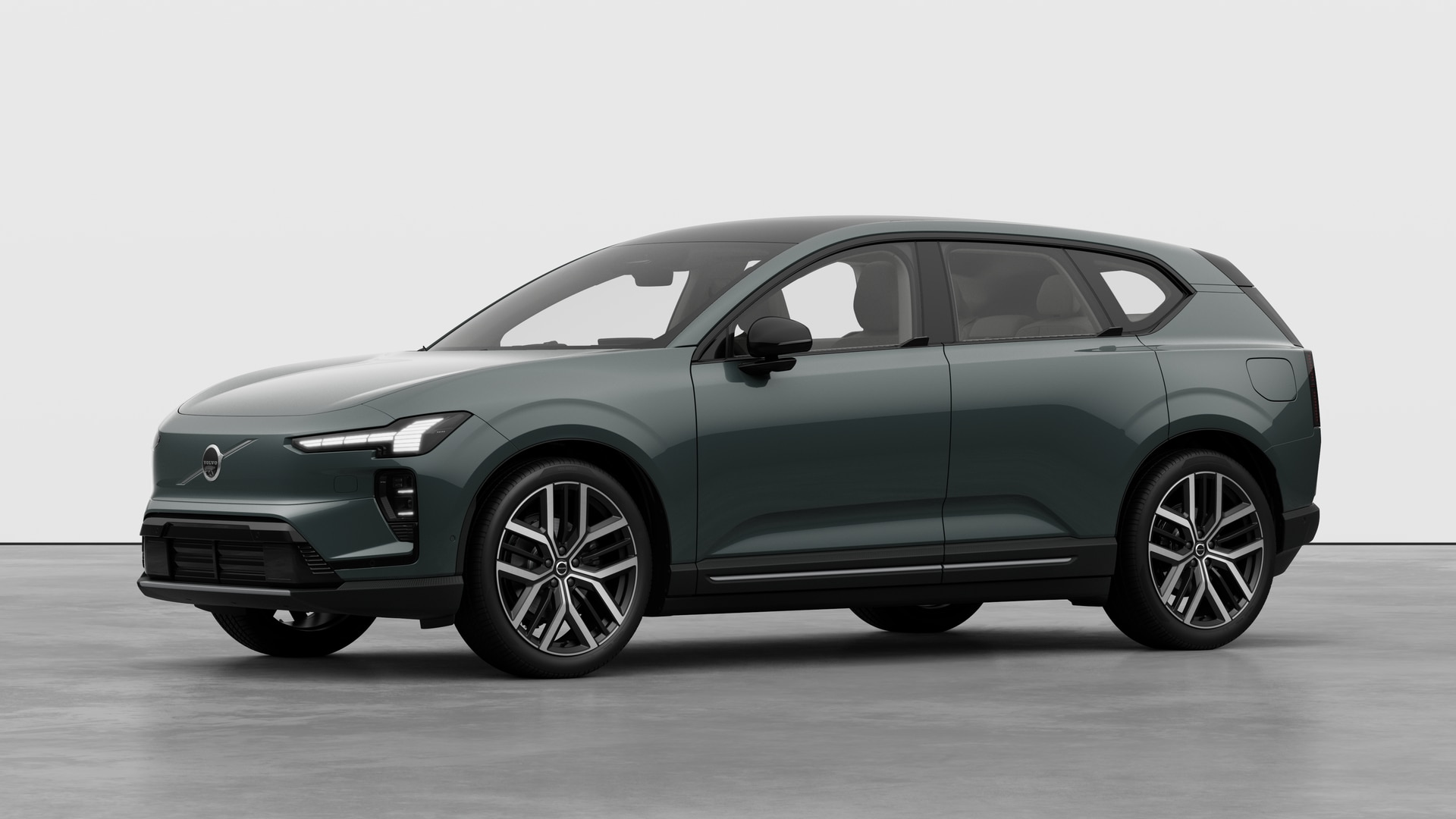 Extérieur d’une Volvo vue de trois quarts, arrière-plan uni d’un studio.