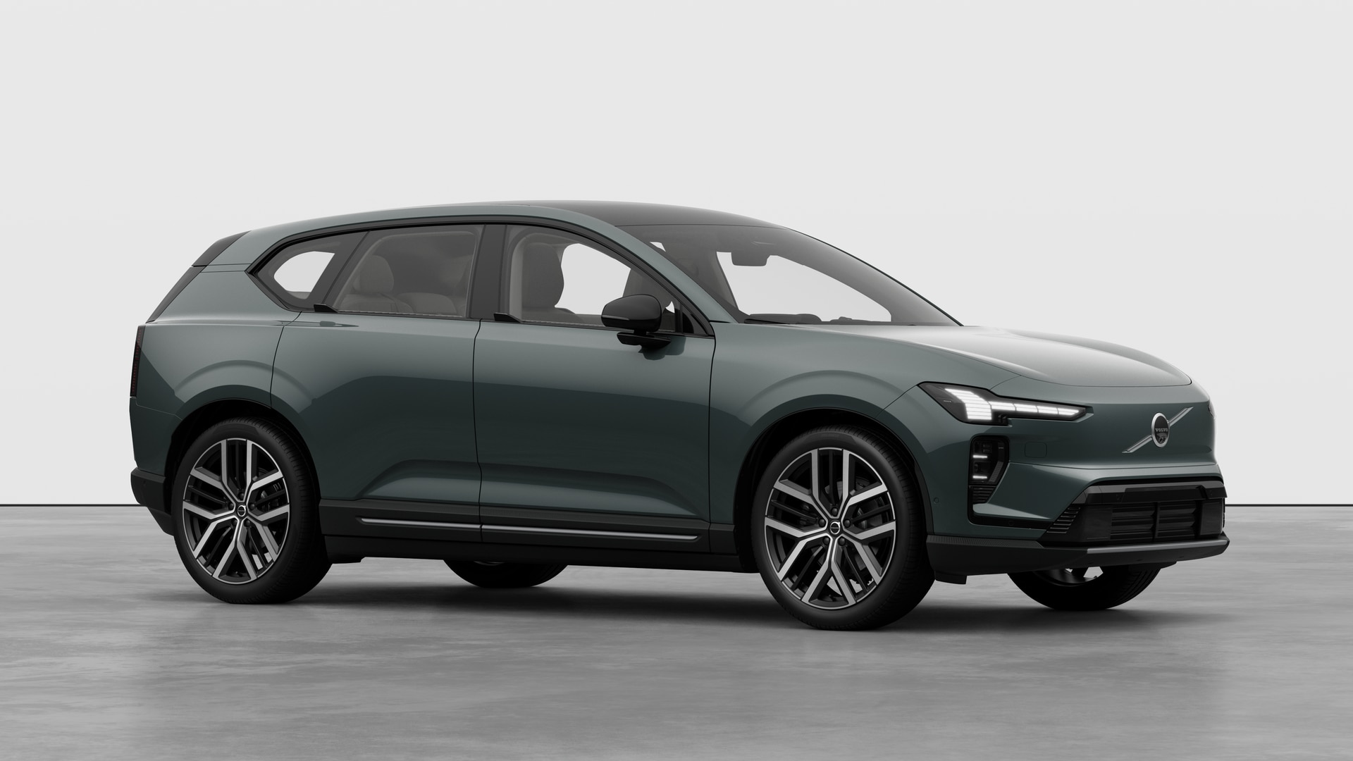 Extérieur d’une Volvo, vue de trois quarts sur un fond de studio uni.