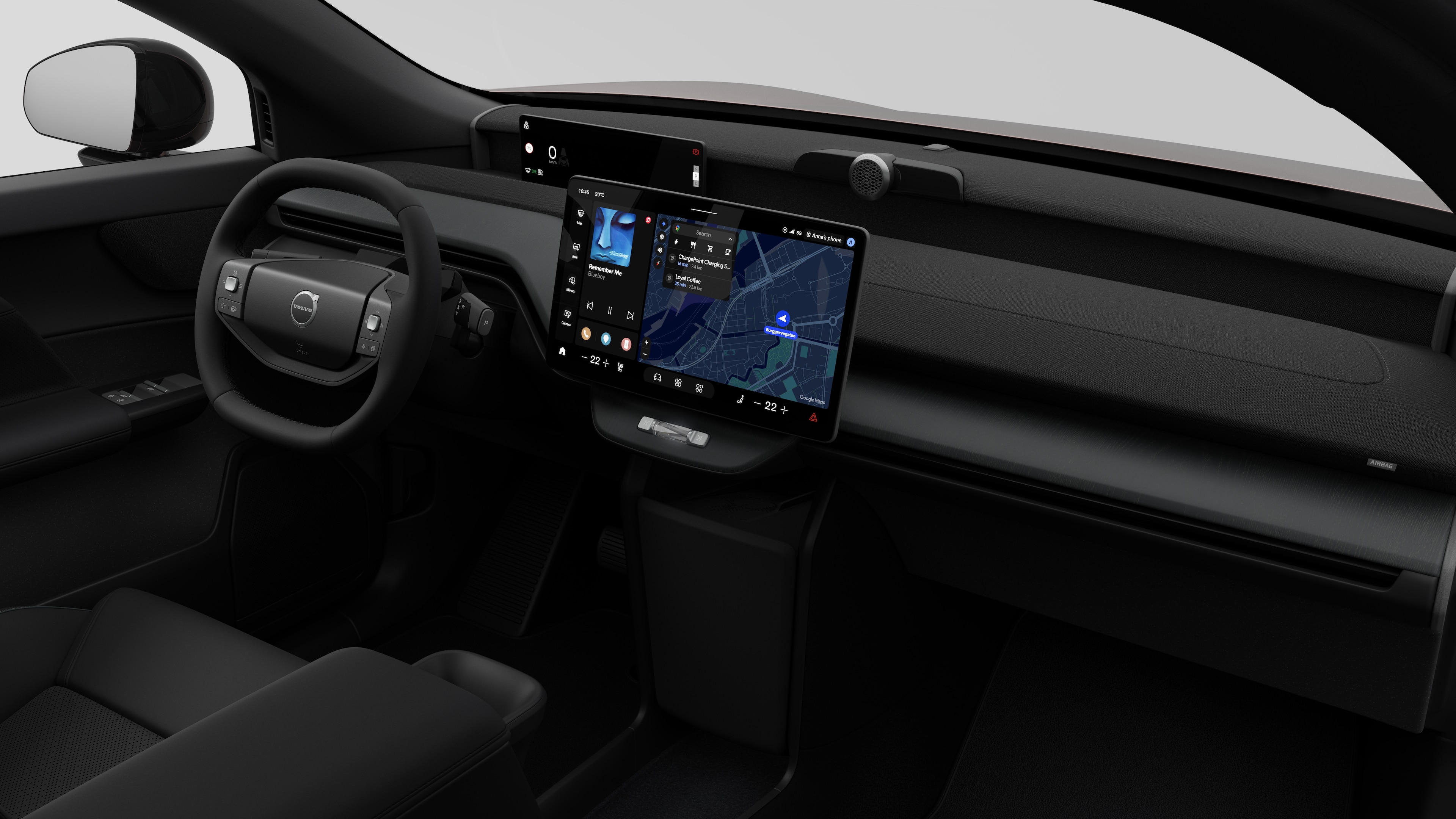 Vista interna di un'auto Volvo che mostra il cruscotto, il volante, la console centrale e lo schermo digitale sullo sfondo di uno studio.