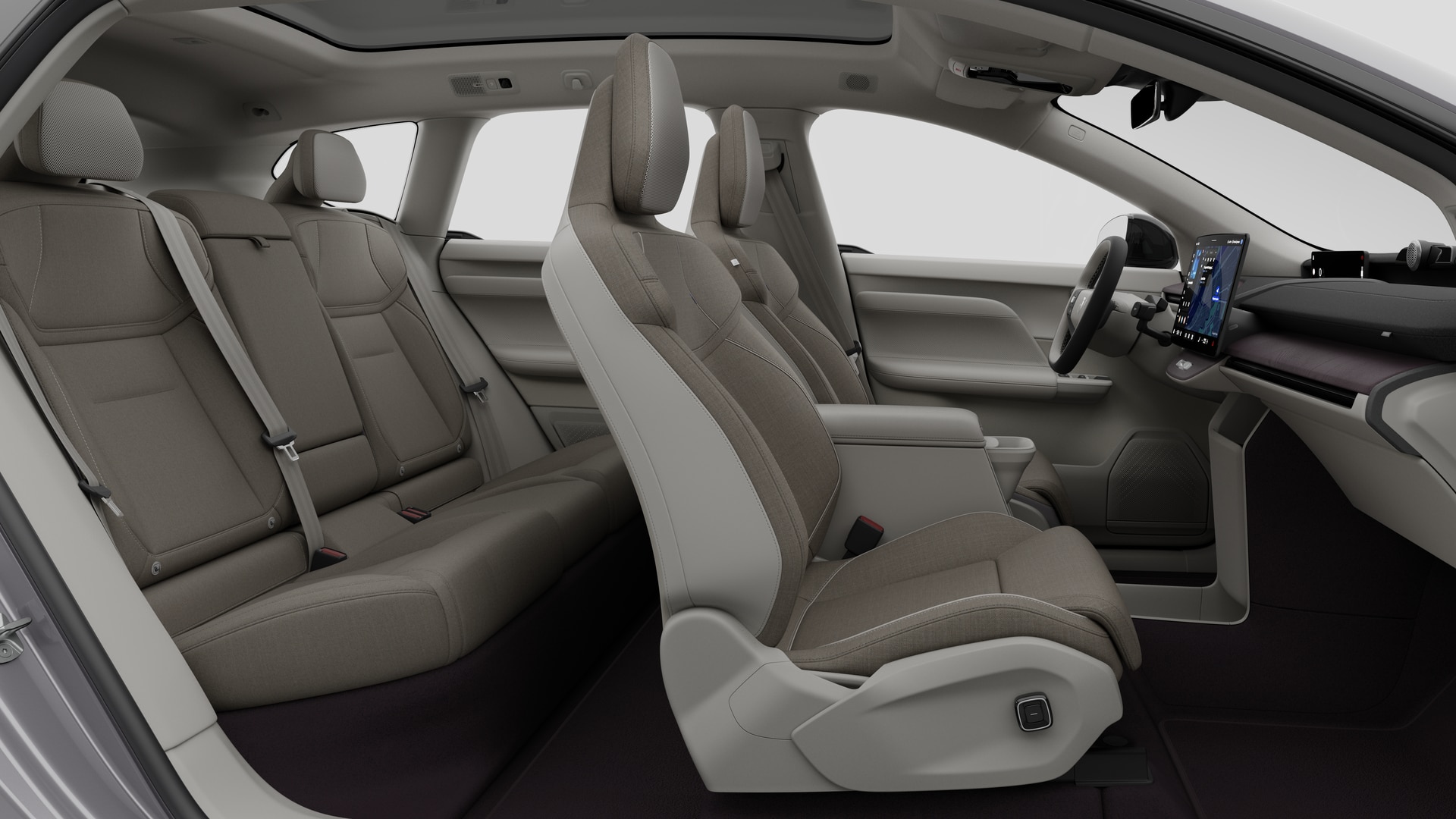 Vue latérale de l’intérieur d’une Volvo montrant les sièges avant, les sièges passager arrière, le volant, le tableau de bord et la console centrale, sur fond de studio.