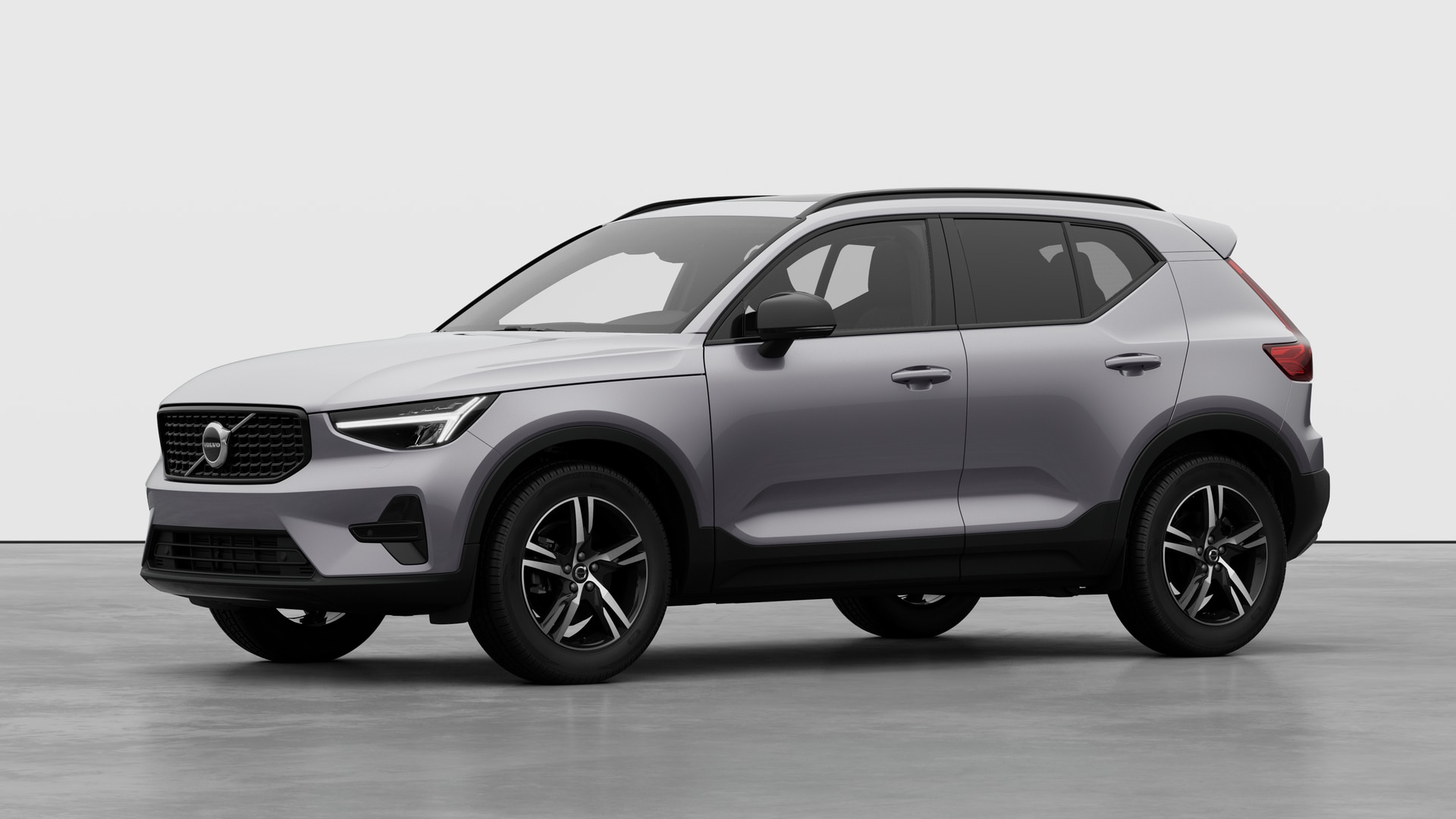 Extérieur d’une Volvo vue de trois quarts, arrière-plan uni d’un studio.