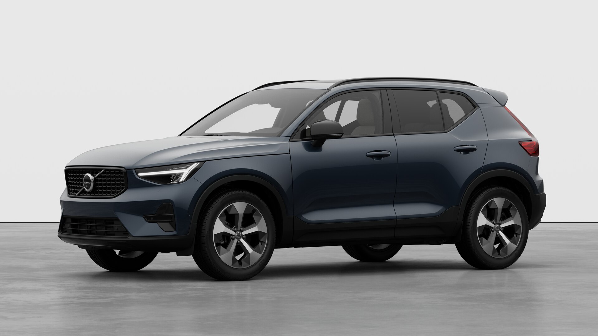 Extérieur d’une Volvo vue de trois quarts, arrière-plan uni d’un studio.