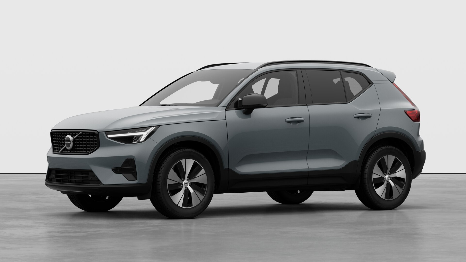 Extérieur d’une Volvo vue de trois quarts, arrière-plan uni d’un studio.