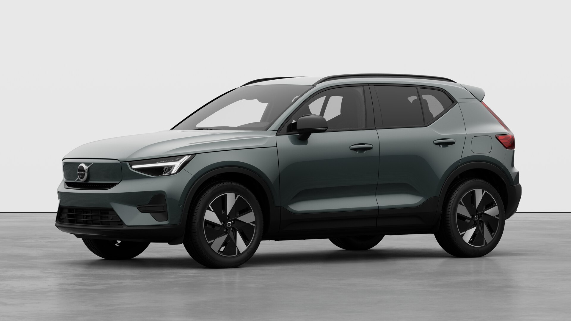 Extérieur d’une Volvo vue de trois quarts, arrière-plan uni d’un studio.