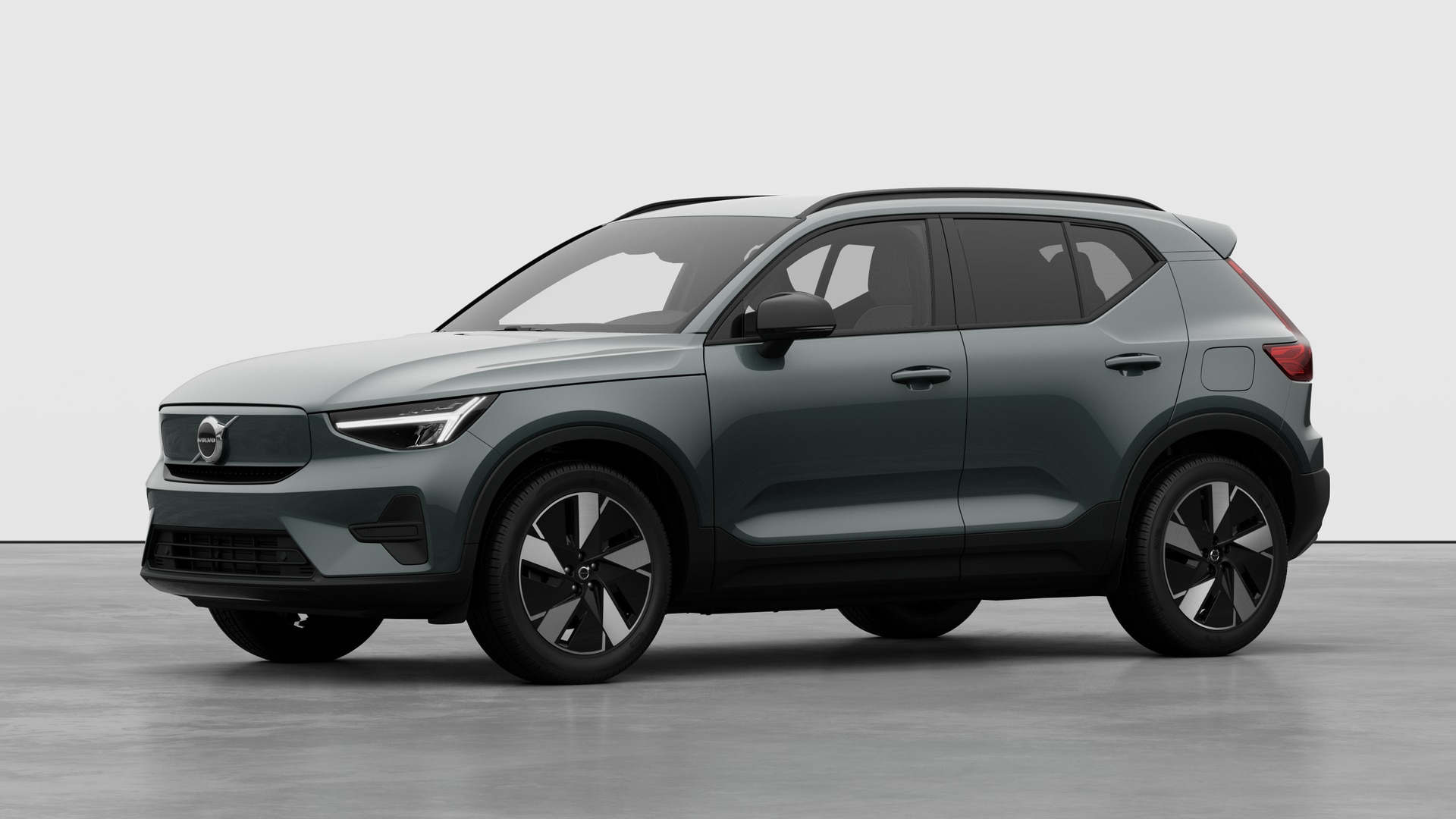 Extérieur d’une Volvo vue de trois quarts, arrière-plan uni d’un studio.