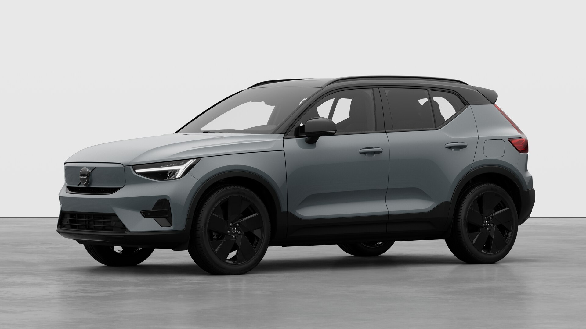 Extérieur d’une Volvo vue de trois quarts, arrière-plan uni d’un studio.