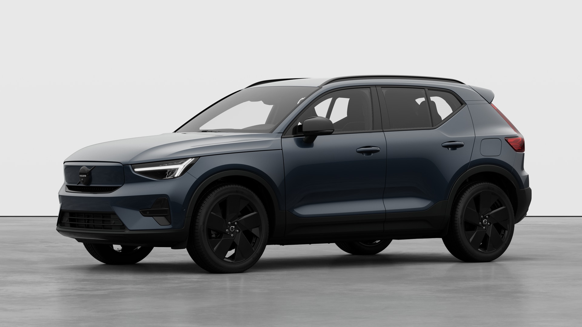 Extérieur d’une Volvo vue de trois quarts, arrière-plan uni d’un studio.